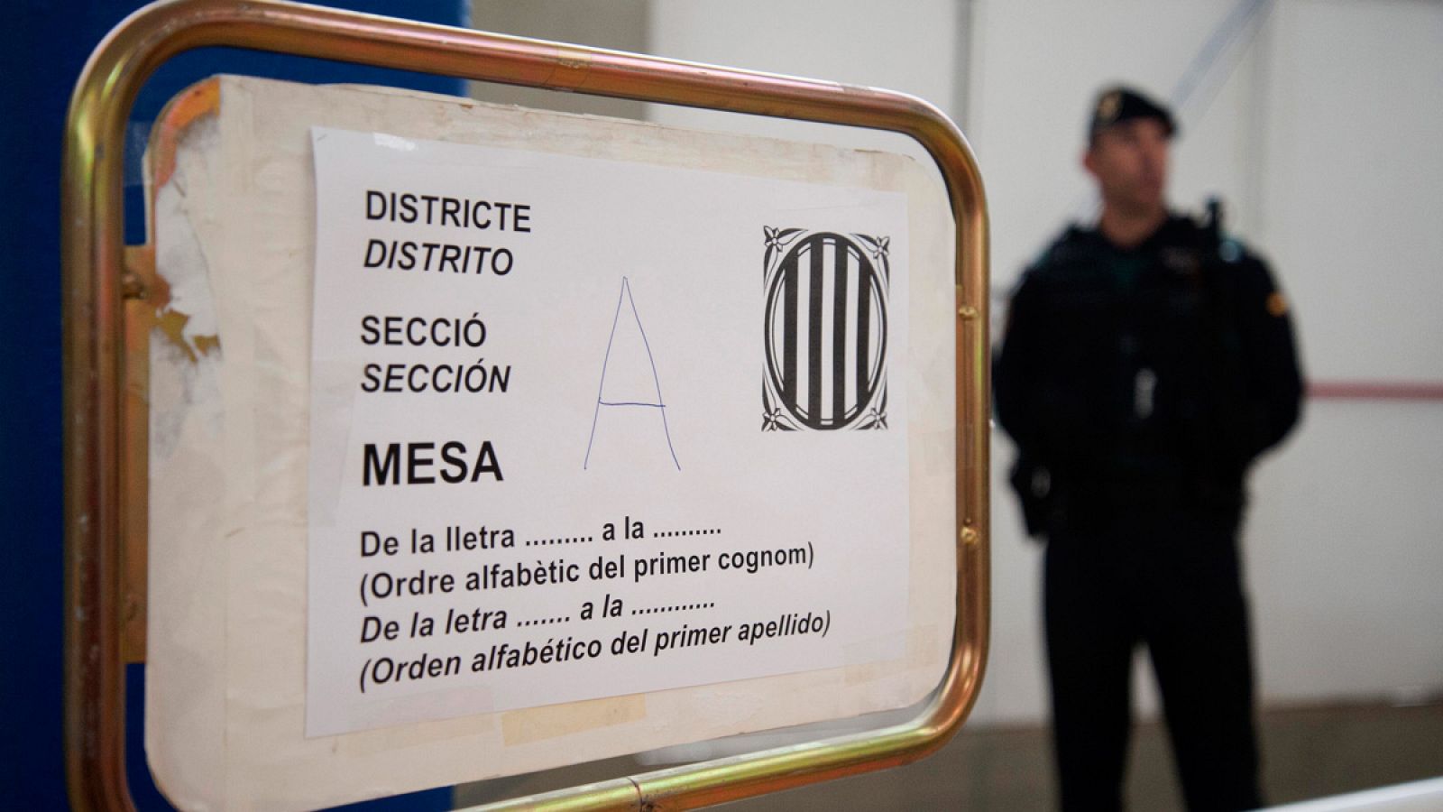 Agentes de la Guardia Civil en el colegio de Sant Julià de Ramis (Girona), uno de los puntos de votación que estaban previstos en el referéndum independentista del 1 de octubre