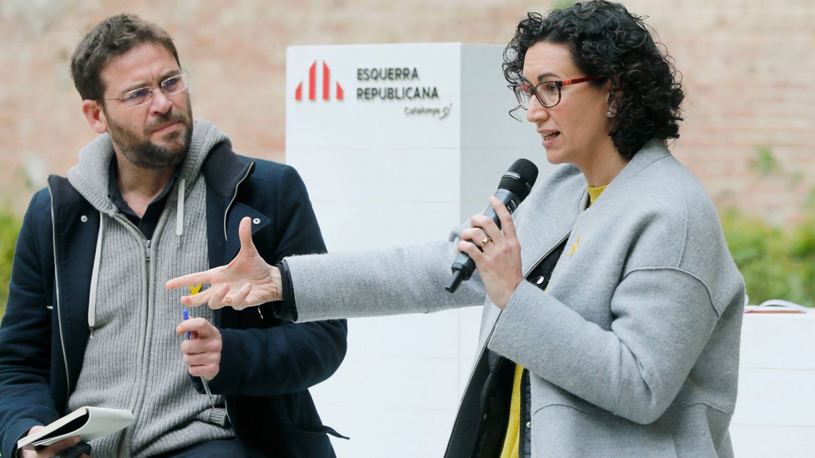 Marta Rovira y el exsecretario general de Podem, Albano Dante Fachin, en un acto electoral de ERC en Barcelona