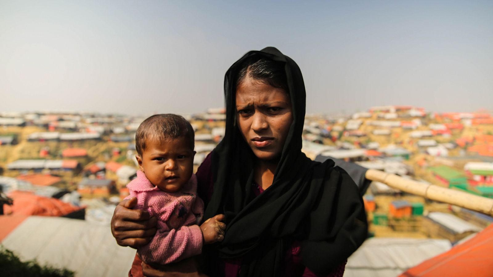 Yassin Tara, de 20 años y su hija Asma de 10, son refugiadas rohingya en Bangladesh desde septiembre