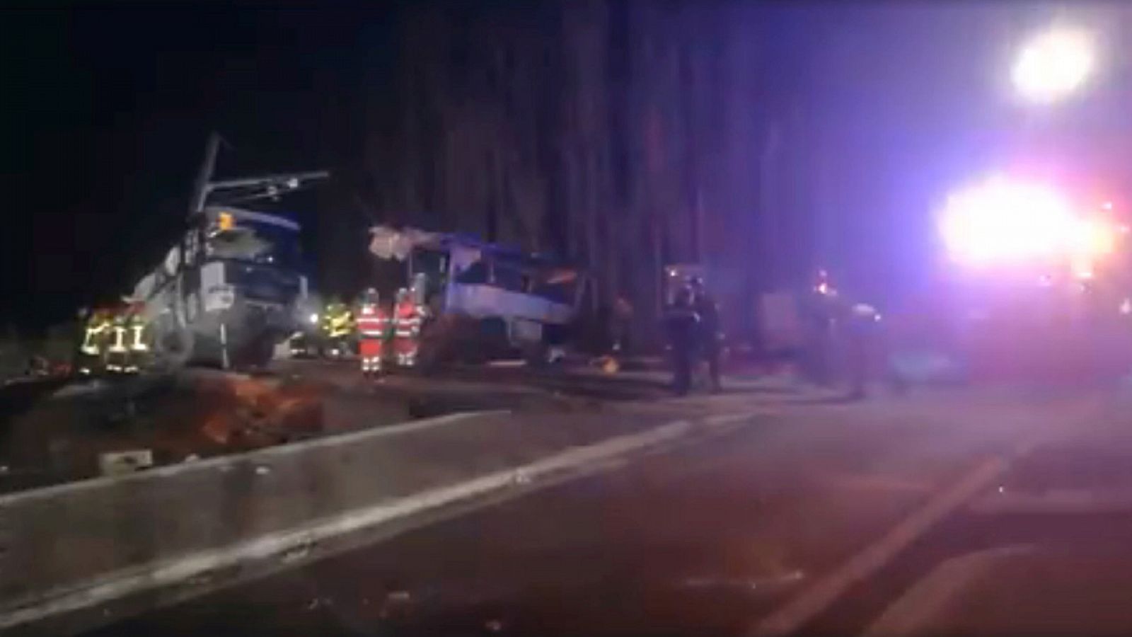 Los servicios de emergencia en el lugar donde un tren ha colisionado con un autobús en Francia