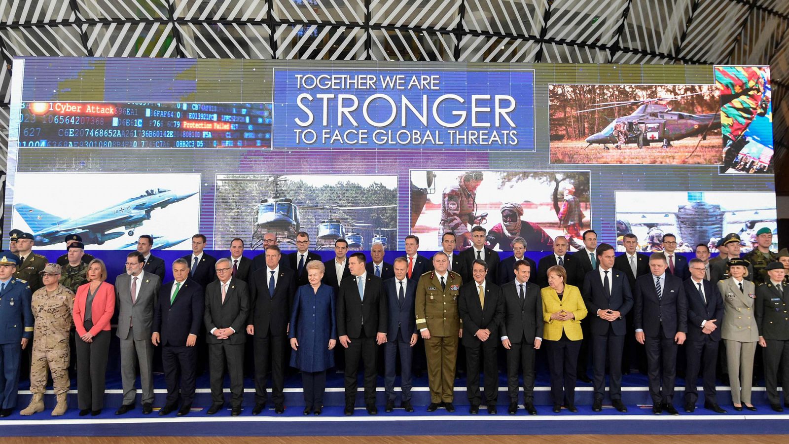 Foto de familia de los líderes políticos de la UE, después de confirmar el nacimiento de la nueva política reforzada de Defensa y Seguridad