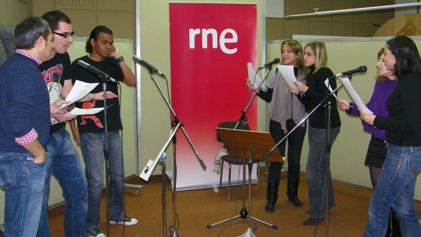 Los locutores de Radio 3 interpretando "Dancing queen" en 'Radiopasión 2008'.