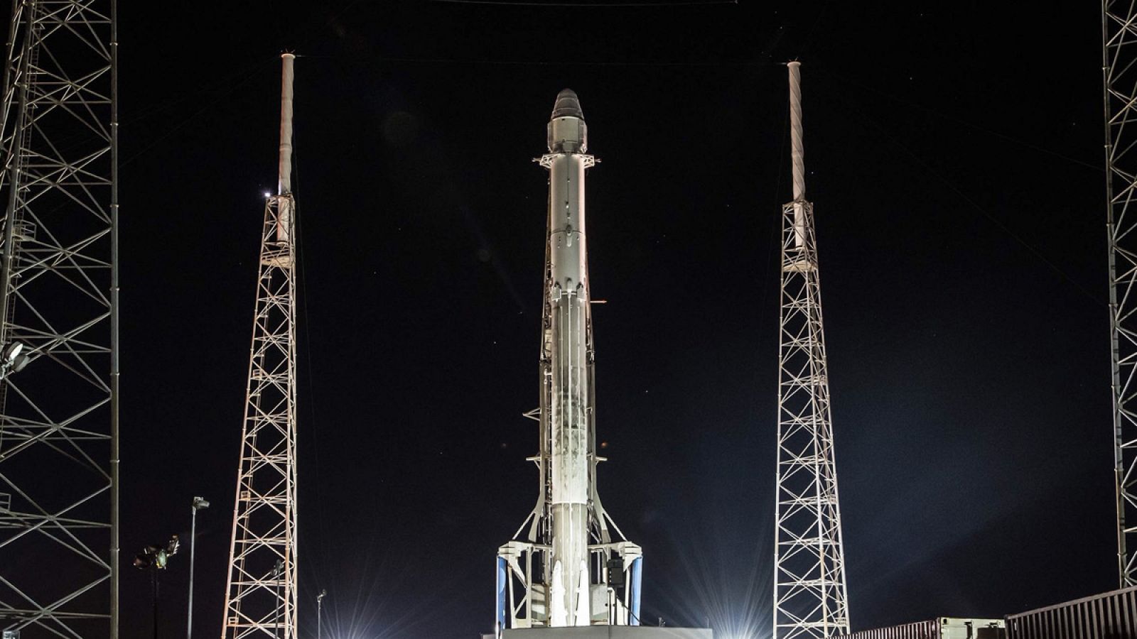 La cápsula Dragon asentada sobre un cohete Falcon 9