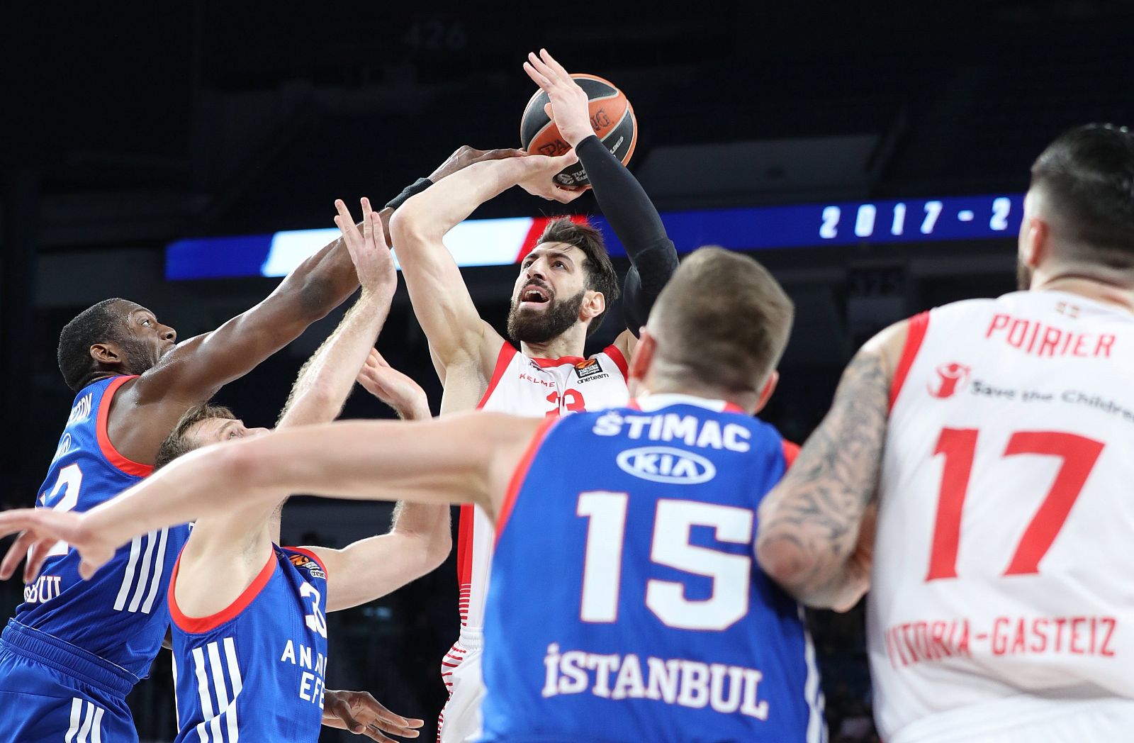 Tornike Shengelia en acción contra Zoran Dragic y Bryant Duston.