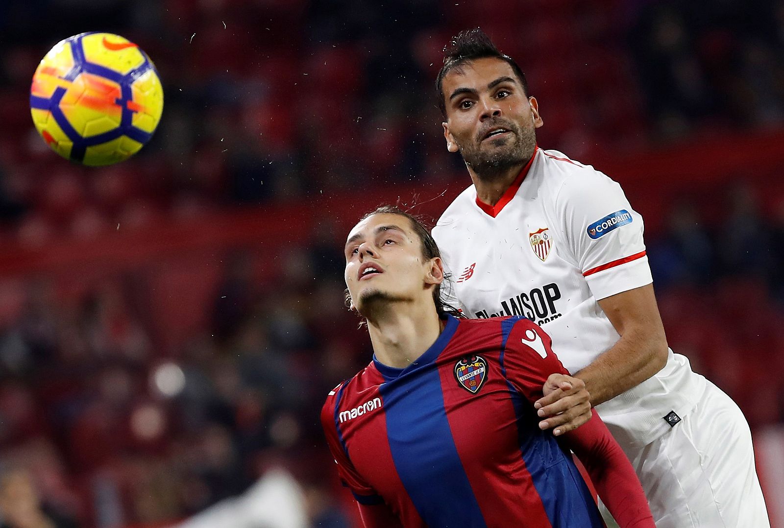 Mercado lucha con Antonio Luna durante el partido de la decimosexta jornada de Liga.