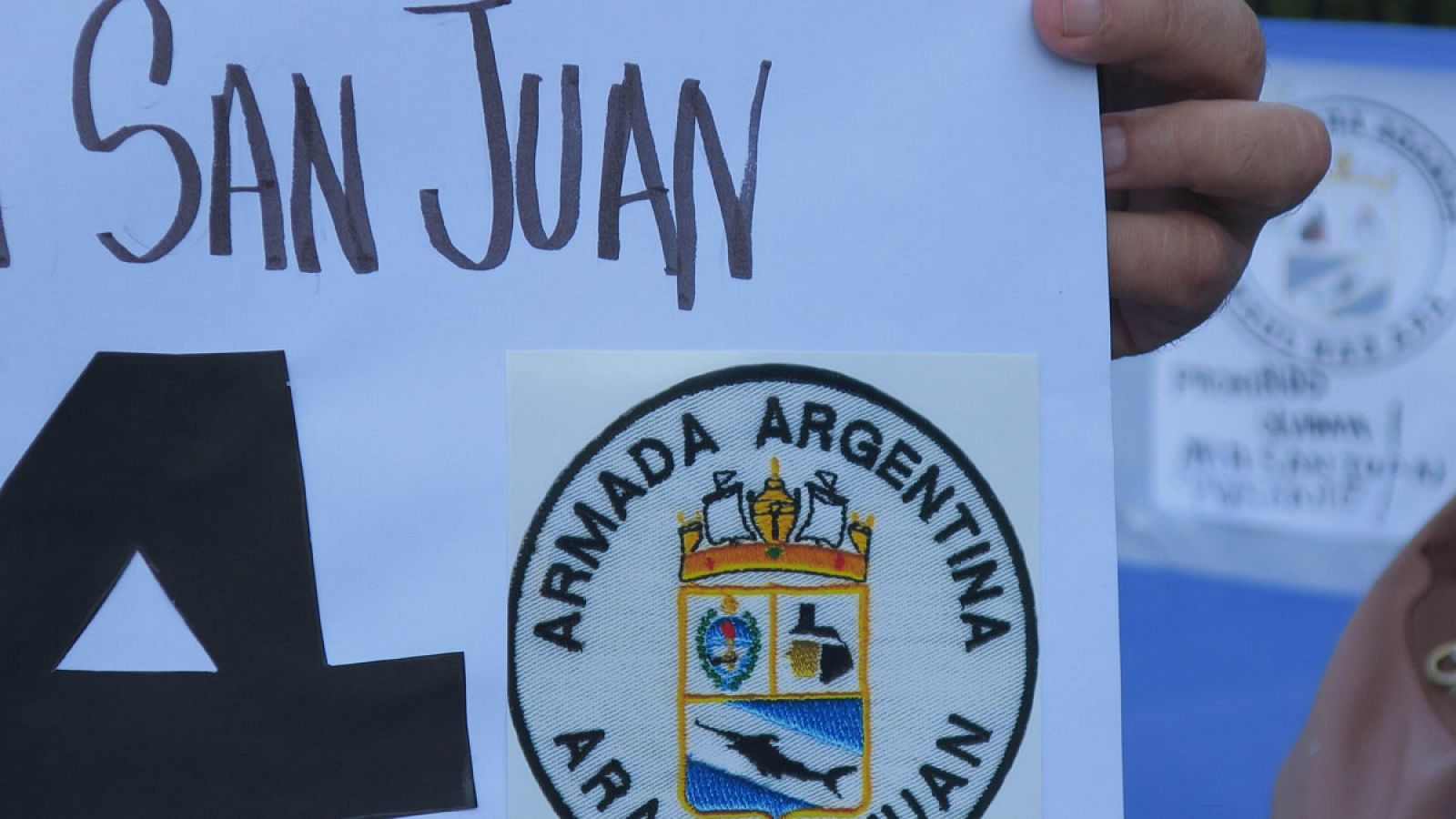 Familiares de los tripulantes del submarino ARA San Juan, desaparecido en aguas del océano Atlántico, piden que no se olvide a sus 44 tripulantes durante una manifestación en Buenos Aires (Argentina).