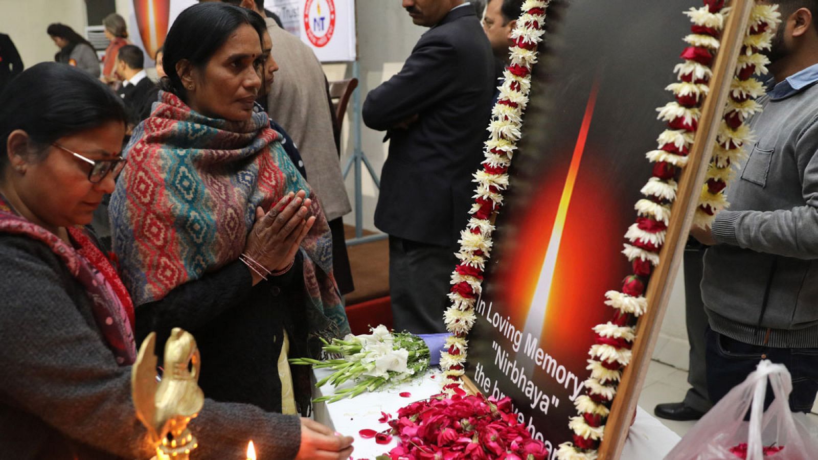 La madre de la joven de 23 años violada en grupo y asesinada en 2012 junto con otras personas le rinden homenaje en Nueva Delhi, India.