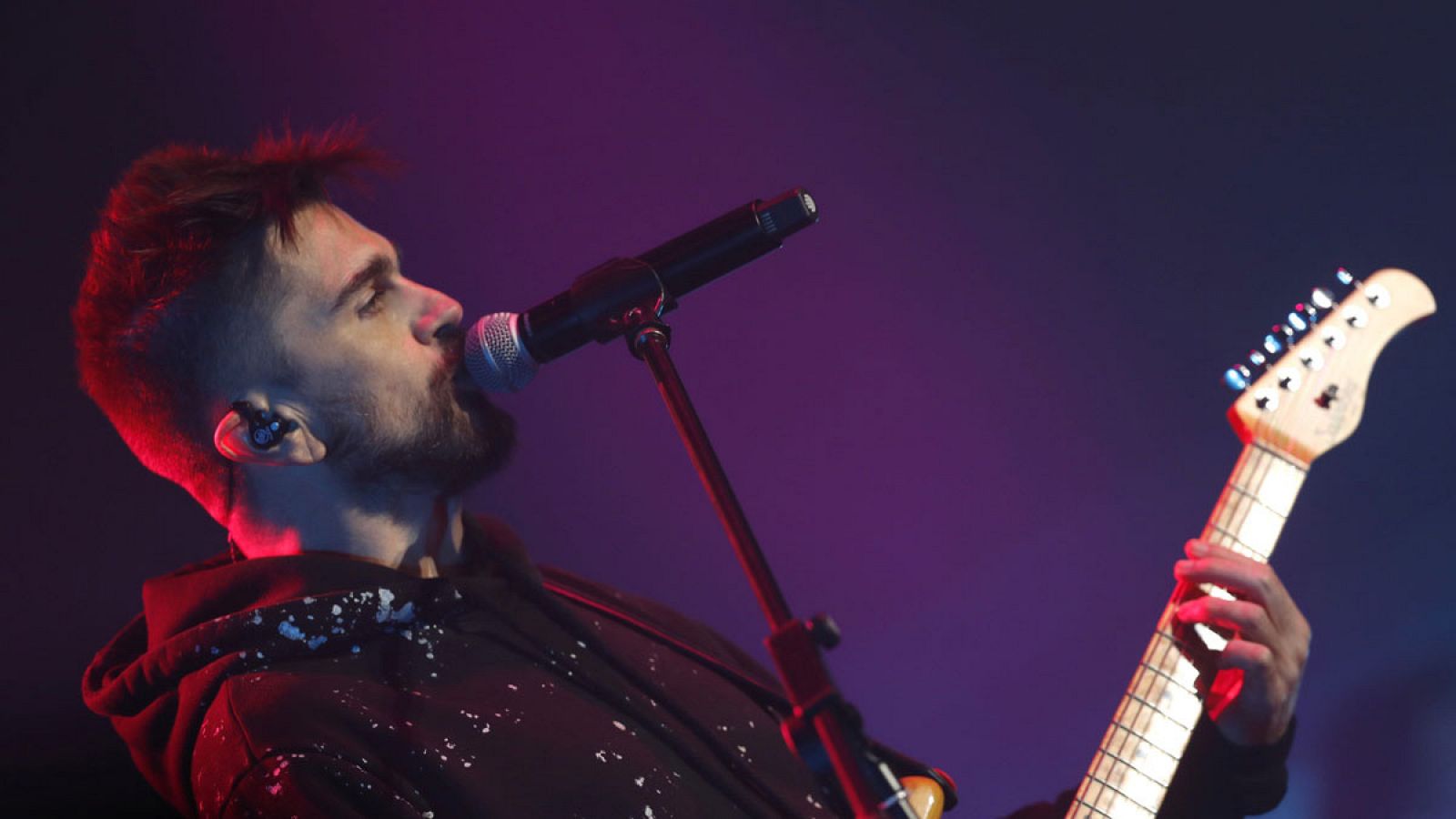 El cantante y compositor colombiano Juanes durante el concierto que ha ofrecido este domingo 17 de diciembre de 2017 en el WiZink Center de Madrid.