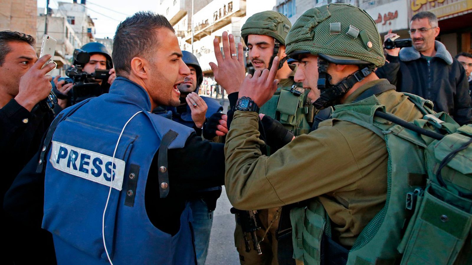 Un periodista discute con soldados israelíes en Hebrón, Cisjordania ocupada