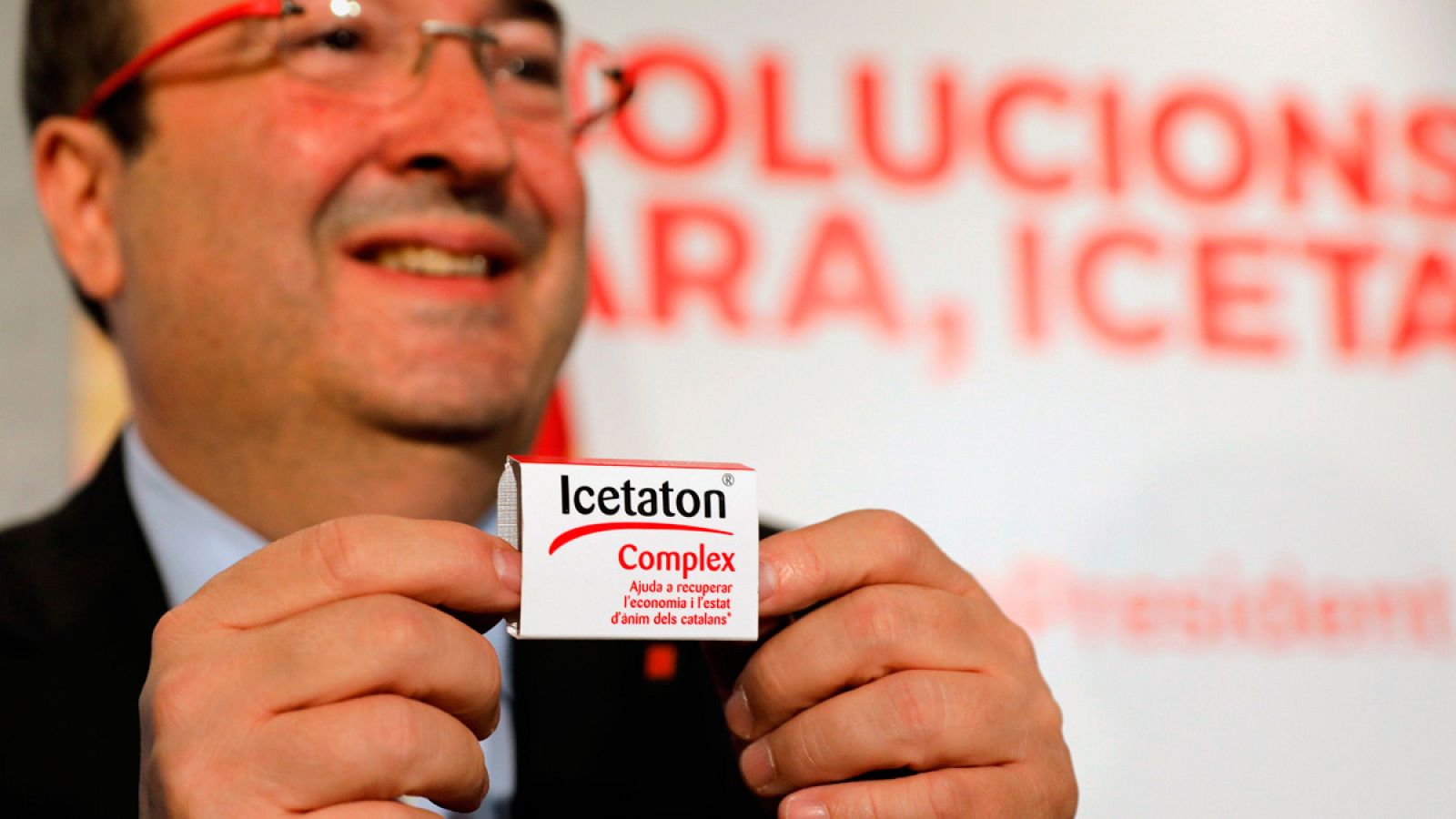 El candidato del PSC a la presidencia de la Generalitat, Miquel Iceta, muestra una caja de caramelos "Icetaton", en un acto electoral sobre políticas europeas en Barcelona