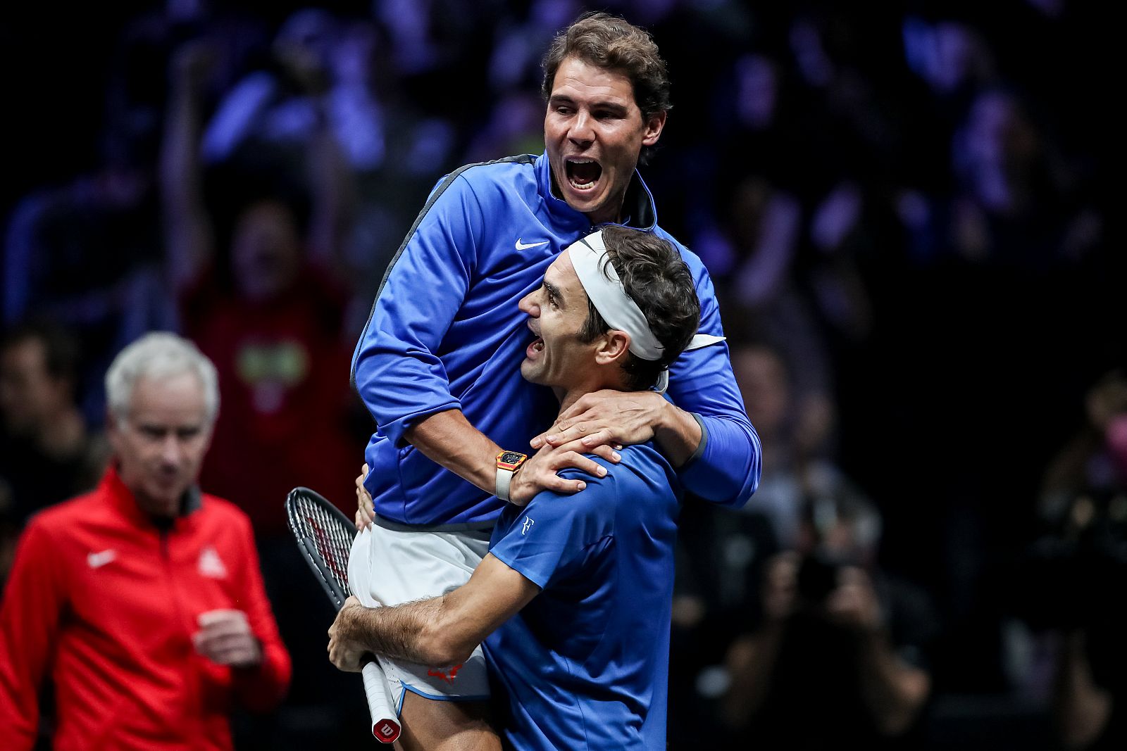 Rafa Nadal y Roger Federer celebran el triunfo en la Copa Laver.