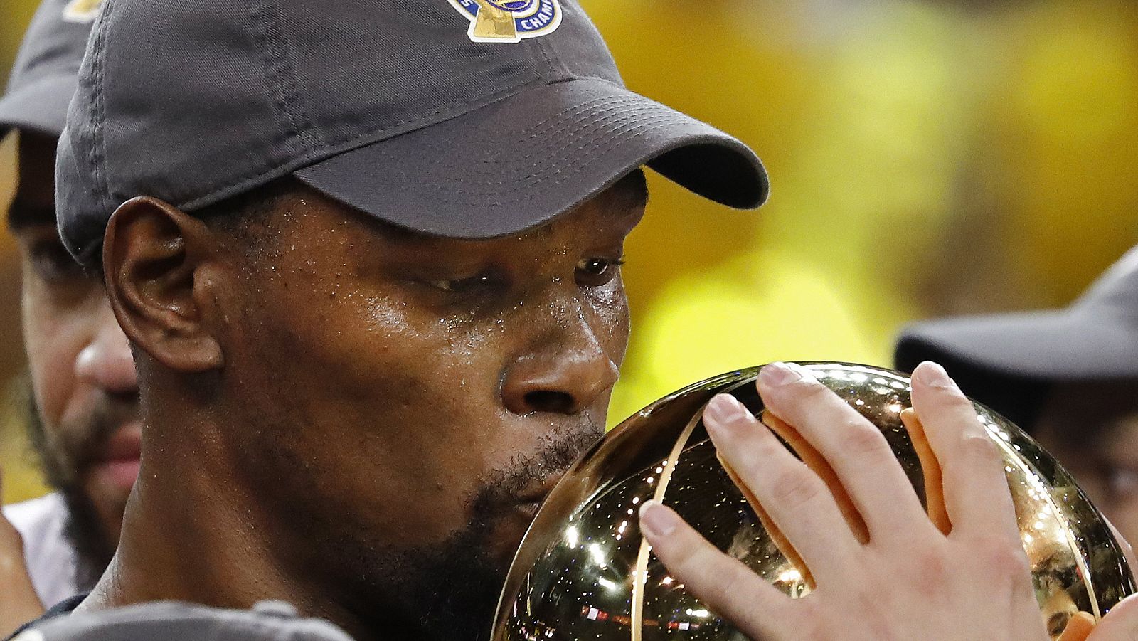 El jugador de Golden State Warriors Kevin Durant celebra el triunfo de su equipo en la NBA.