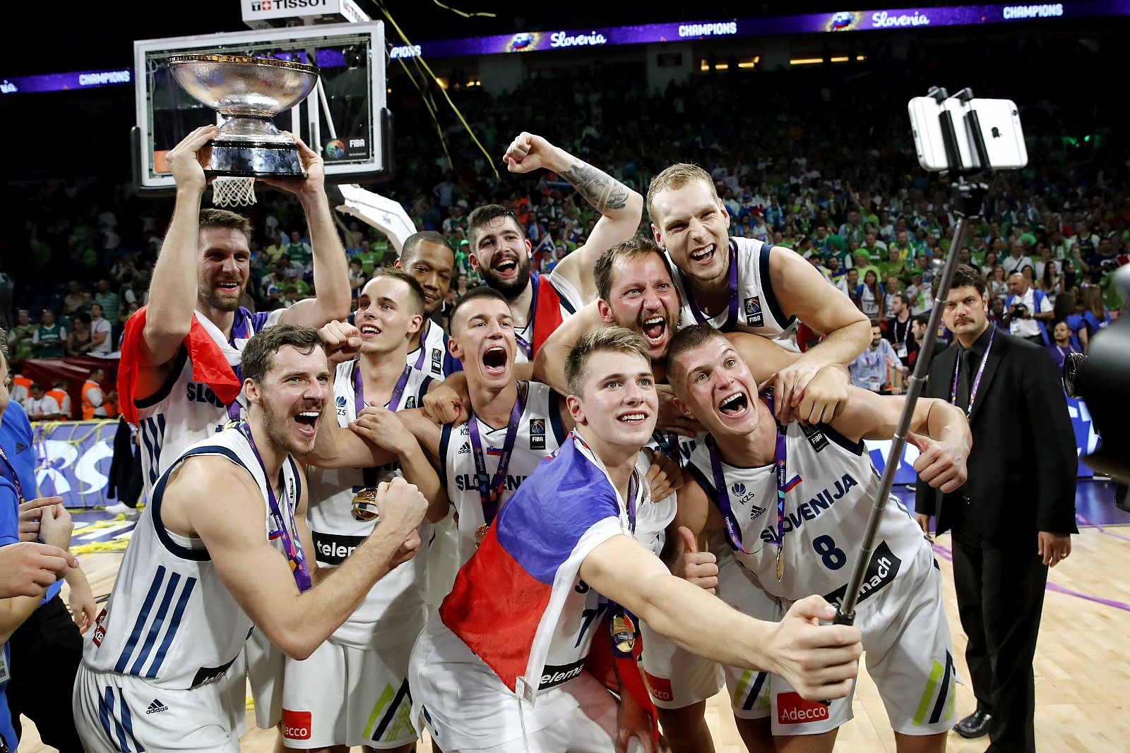 Los jugadores de la selección eslovena de baloncesto celebran la victoria ante Serbia, tras la final del Eurobasket 2017.