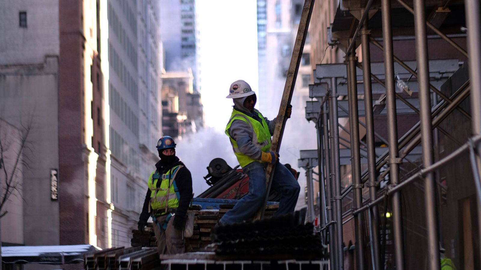 Varios operarios trabajan en las obras de un edificio de Nueva York
