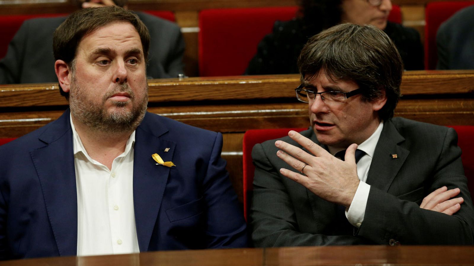 Imagen de archivo del huido Puigdemont y el encarcelado Junqueras en el Parlament catalán
