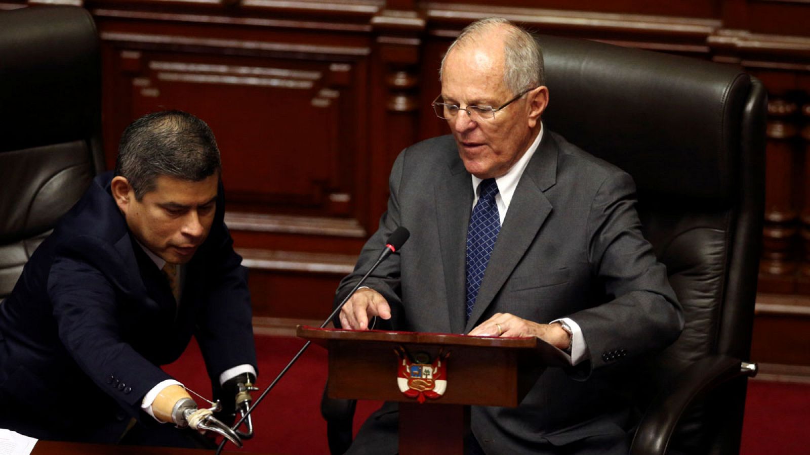 El presidente del Congreso coloca el micrófono al jefe de Estado, Pedro Pablo Kuczzynski
