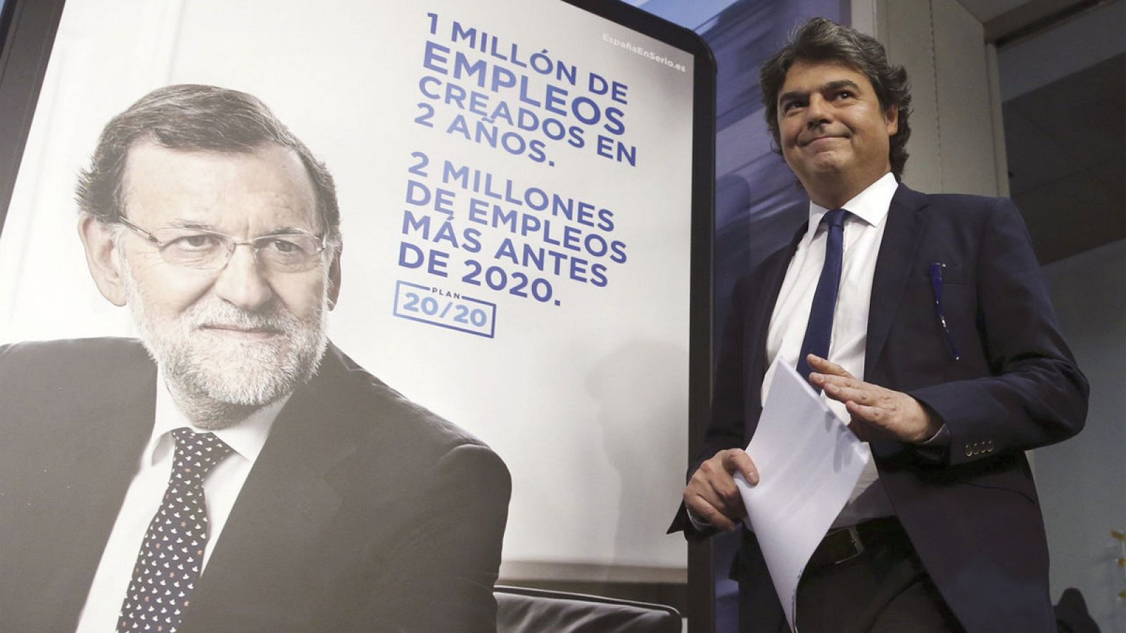 Jorge Moragas, jefe de gabinete de Mariano Rajoy, pasa frente a un cartel de las elecciones generales de 2015.