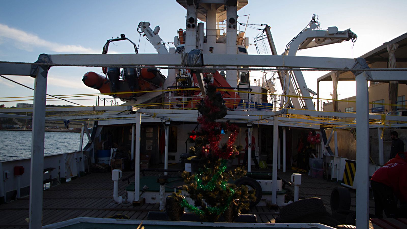 Un pequeño árbol navideño decora la cubierta del 'Open Arms', el barco de la ONG ProActiva; de fondo, suenan villancicos