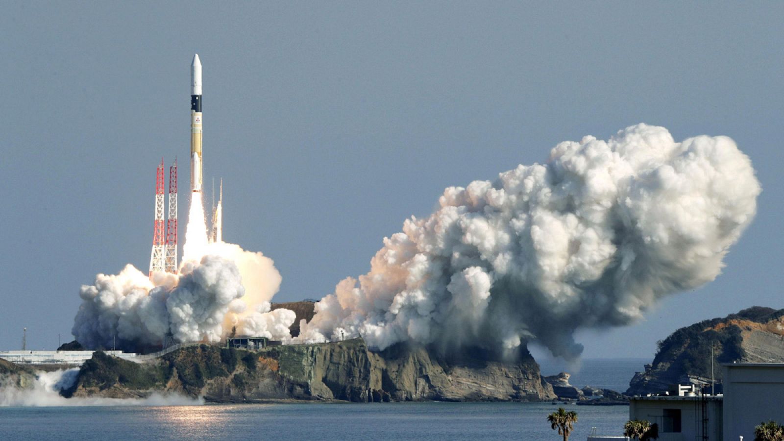El cohete H-2A despega desde el centro espacial en la isla suroccidental de Tanegashima