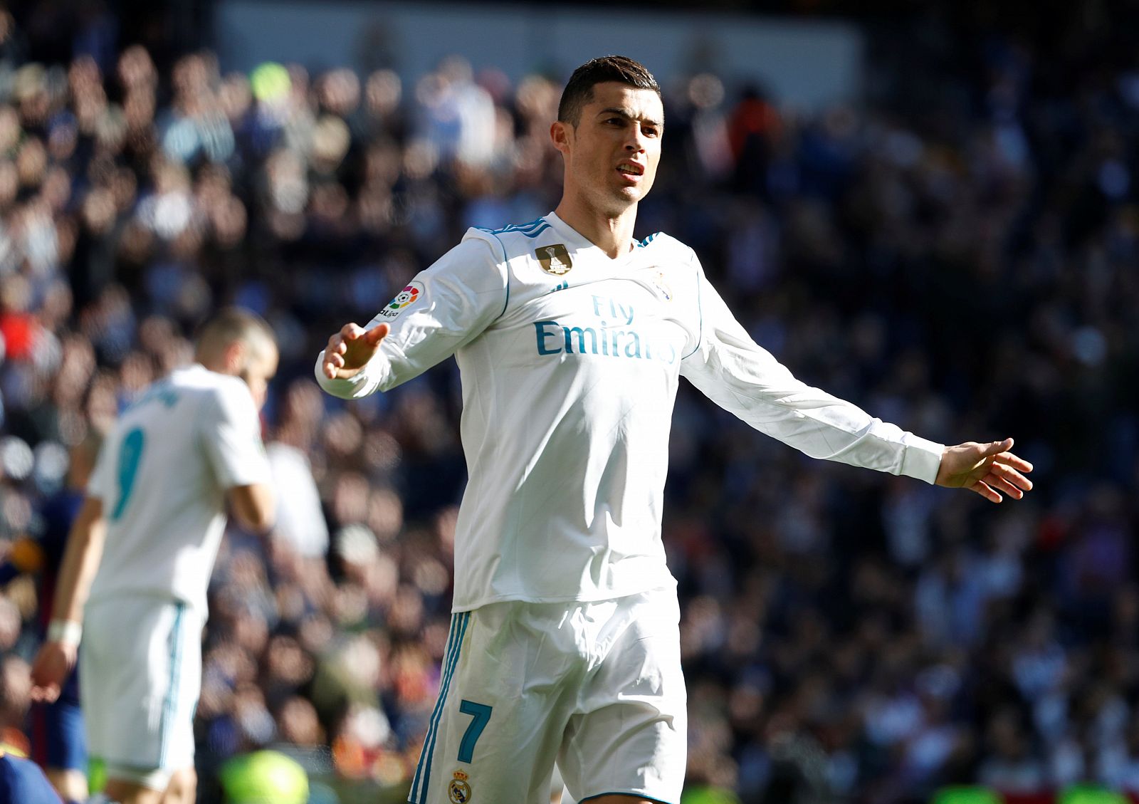 Cristiano Ronaldo se lamenta tras el gol anulado.