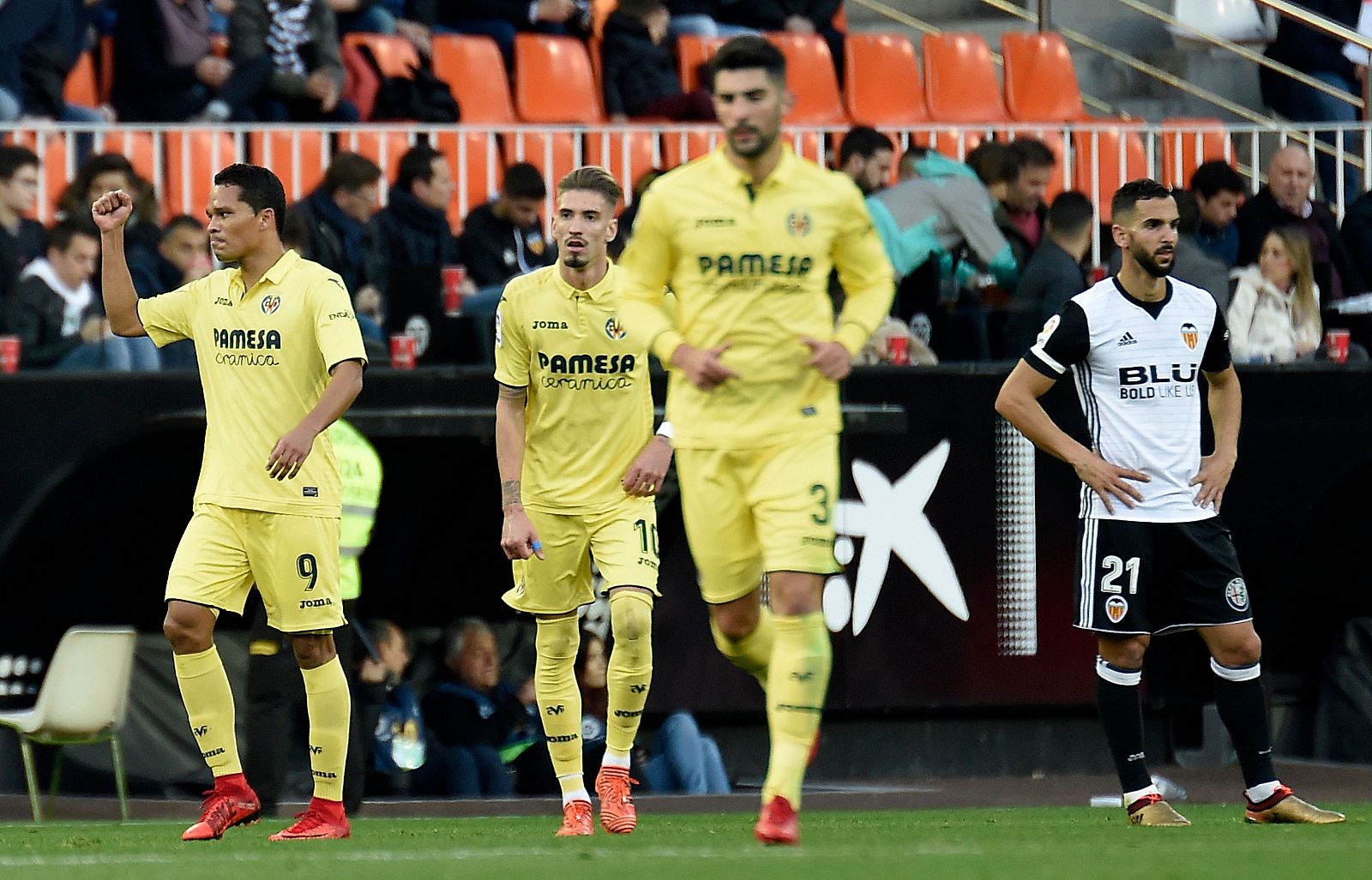 El colombiano Carlos Bacca (izquierda) celebra el gol del Villarreal ante el Valencia.
