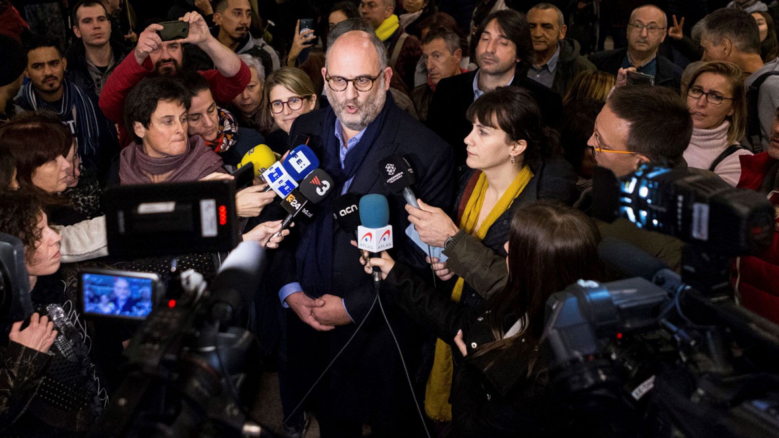 El portavoz de Junts per Catalunya y diputado autonómico electo Eduard Pujol (c) a su llegada este sábado 23 de diciembre de 2017 al aeropuerto de Barcelona.