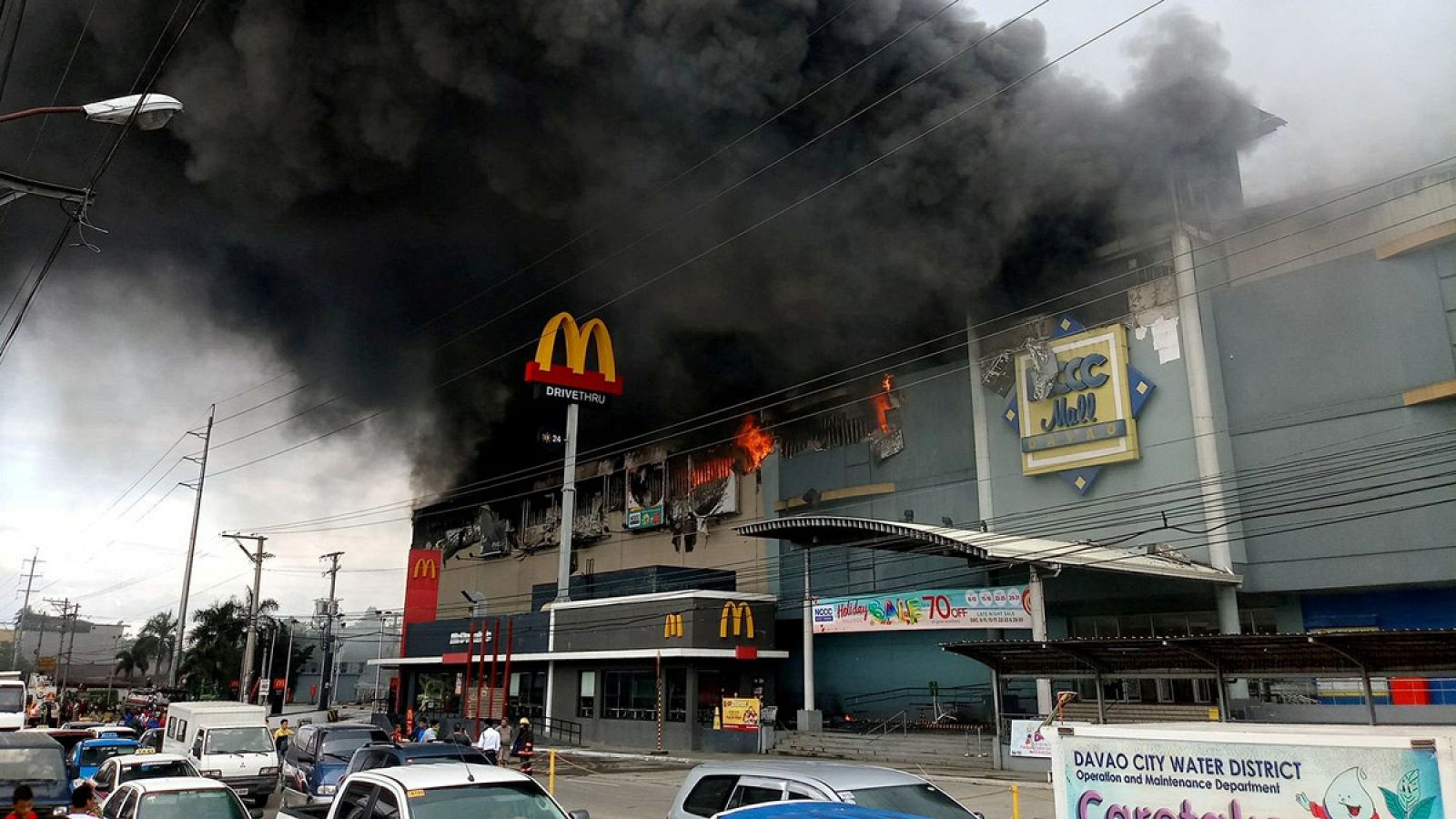 Humo saliendo del centro comercial en Davao, Filipinas
