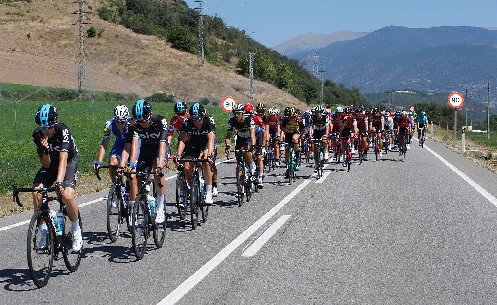 Los ciclistas participantes en la Vuelta a España, durante una etapa.