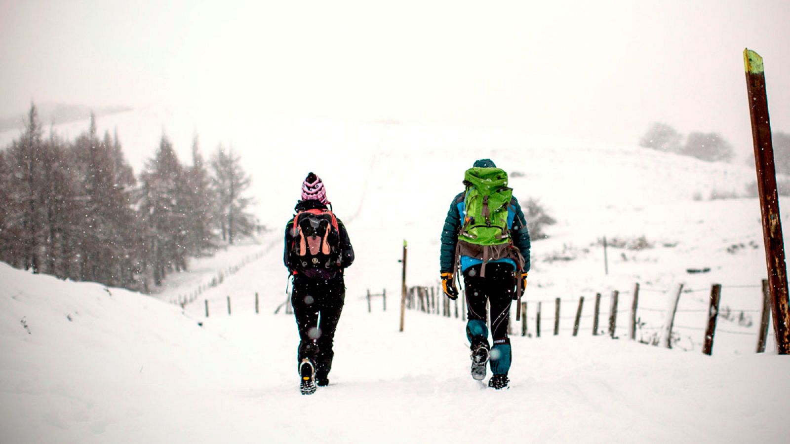 Montañeros caminando por la nieve en Roncesvalles