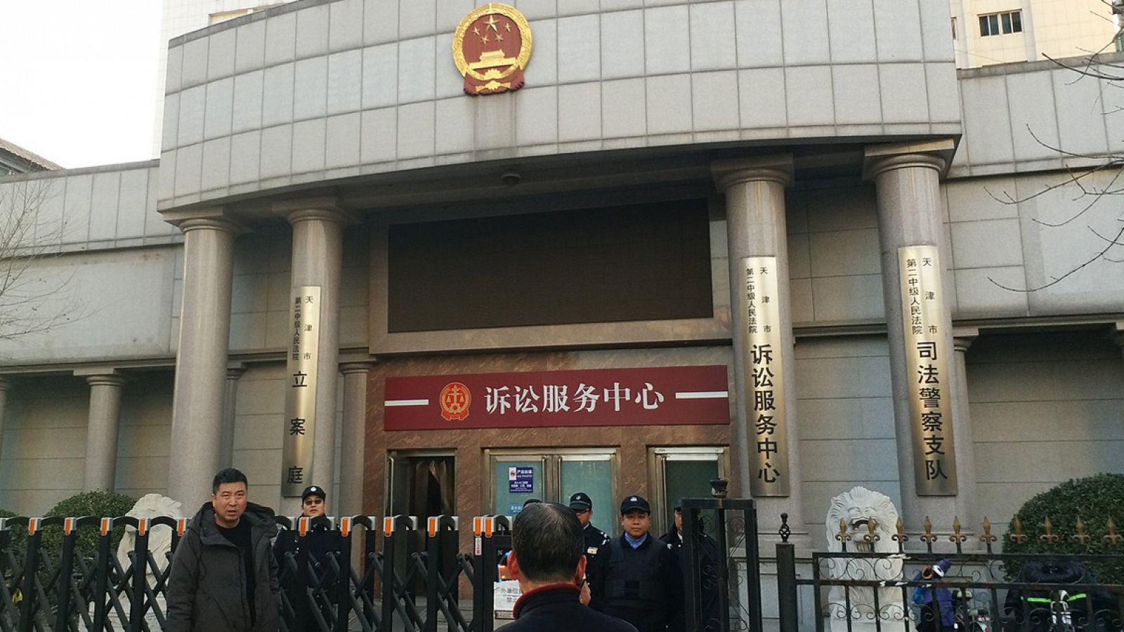 Policías en el exterior del tribunal de Tianjin, China, que ha condenado al bloguero y activista Wu Gan