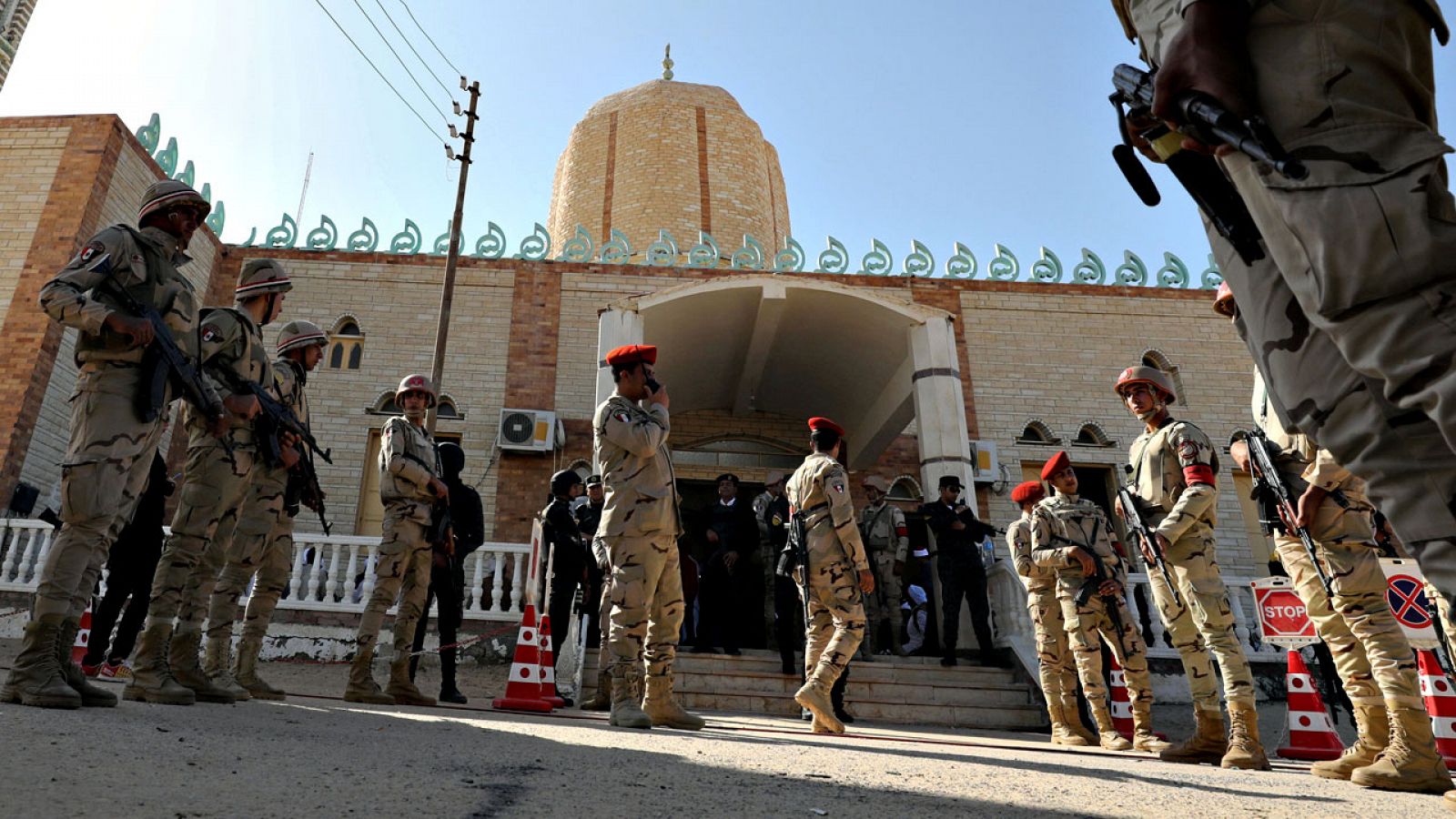 Las fuerzas de seguridad egipcias custodian la mezquita de Al Rauda el día de su reapertura tras el atentado de noviembre