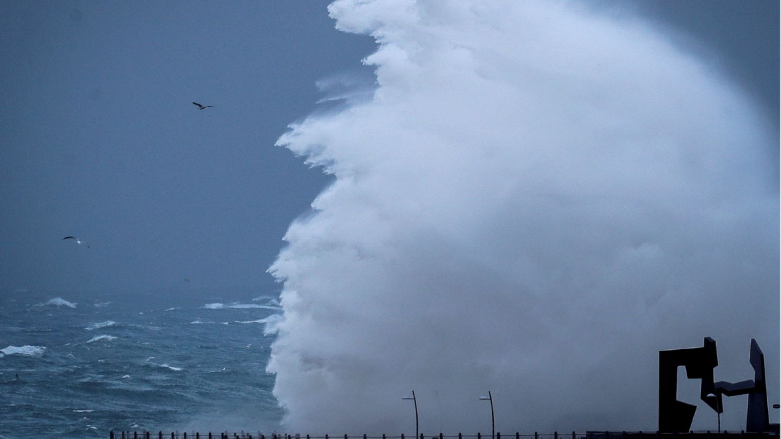Una ola rompe en el Paseo Nuevo de San Sebastián, durante el paso del temporal de invierno 'Bruno'