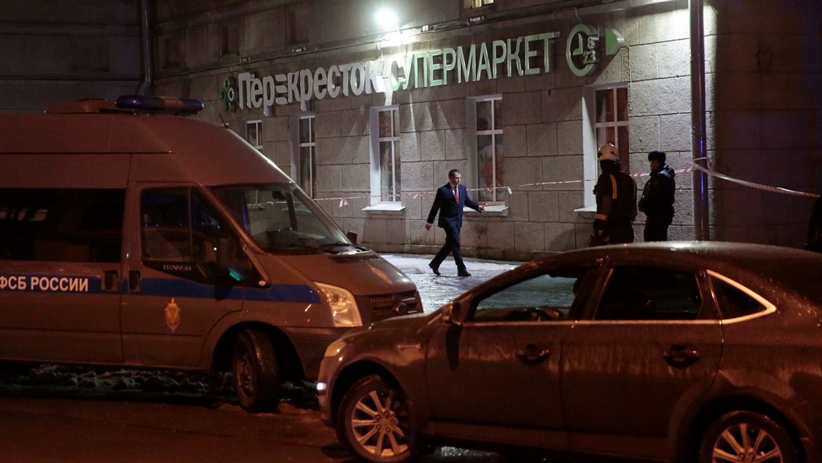 Miembros del Servicio Federal de Seguridad de Rusia frente al supermercado de San Petersburgo donde se produjo el atentado
