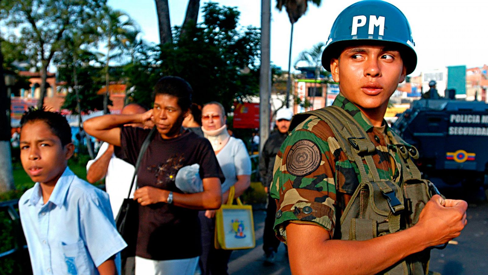 Un policía militar patrulla en Caracas, la capital de Venezuela