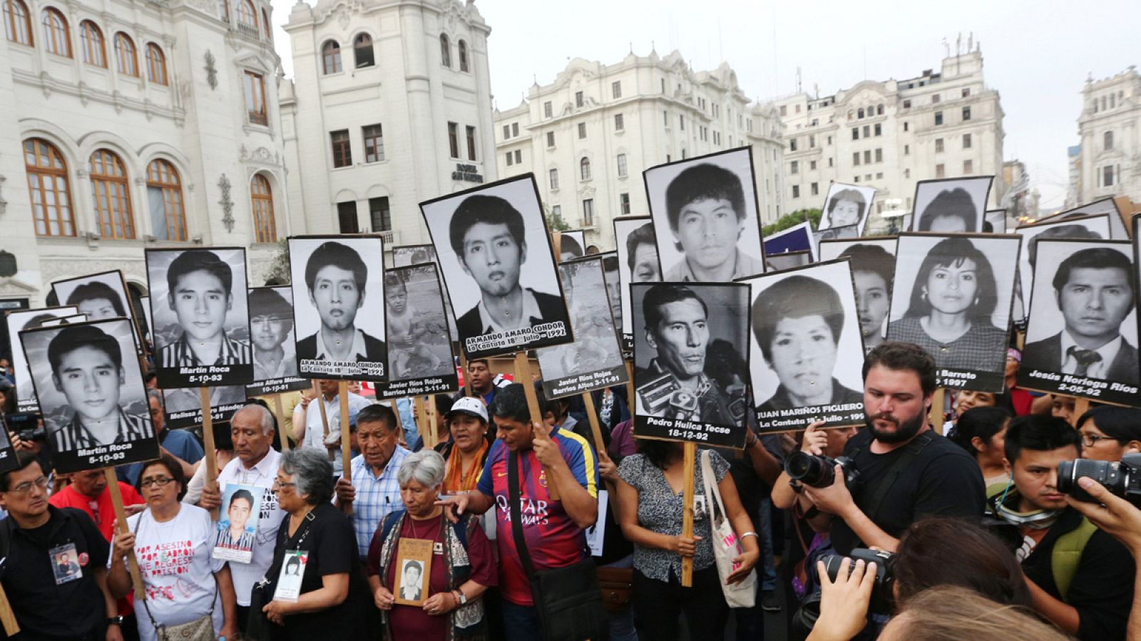 Manifestantes con carteles que recuerdan a las víctimas de la guerrilla liderada por Fujimori