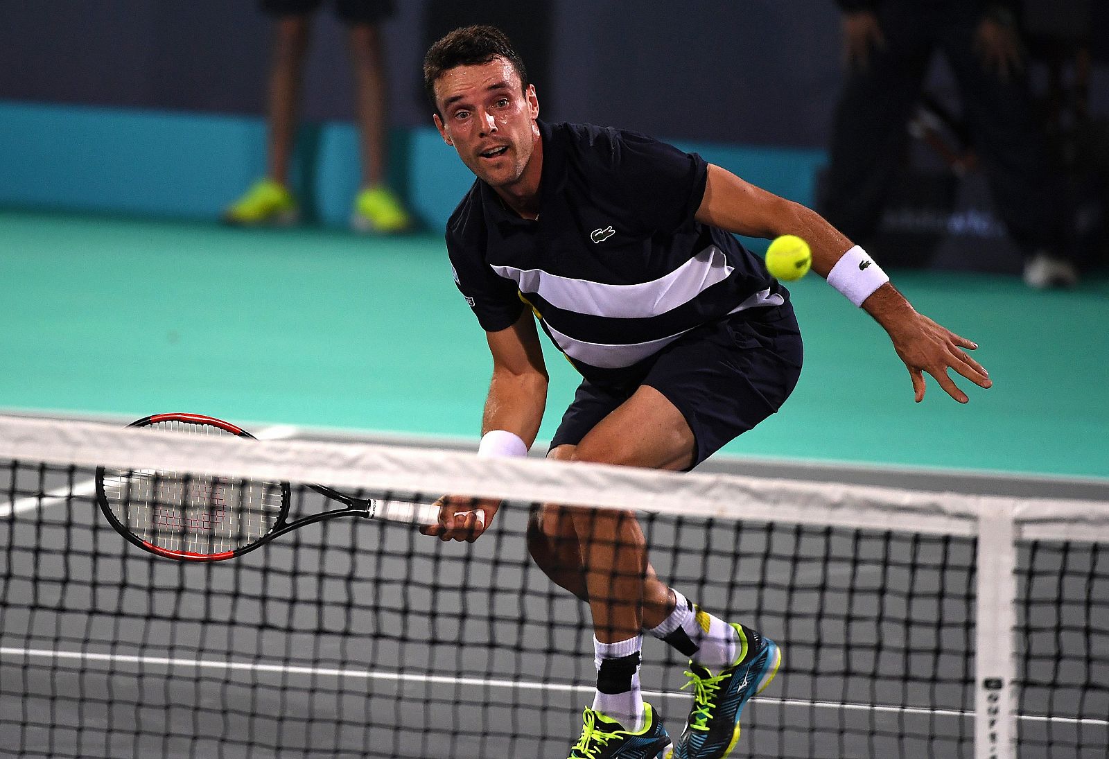 Roberto Bautista devuelve la bola al ruso Andrey Rublev durante su encuentro de primera ronda del torneo de exhibición Mubadala World Tennis Championship, en Abu Dabi.