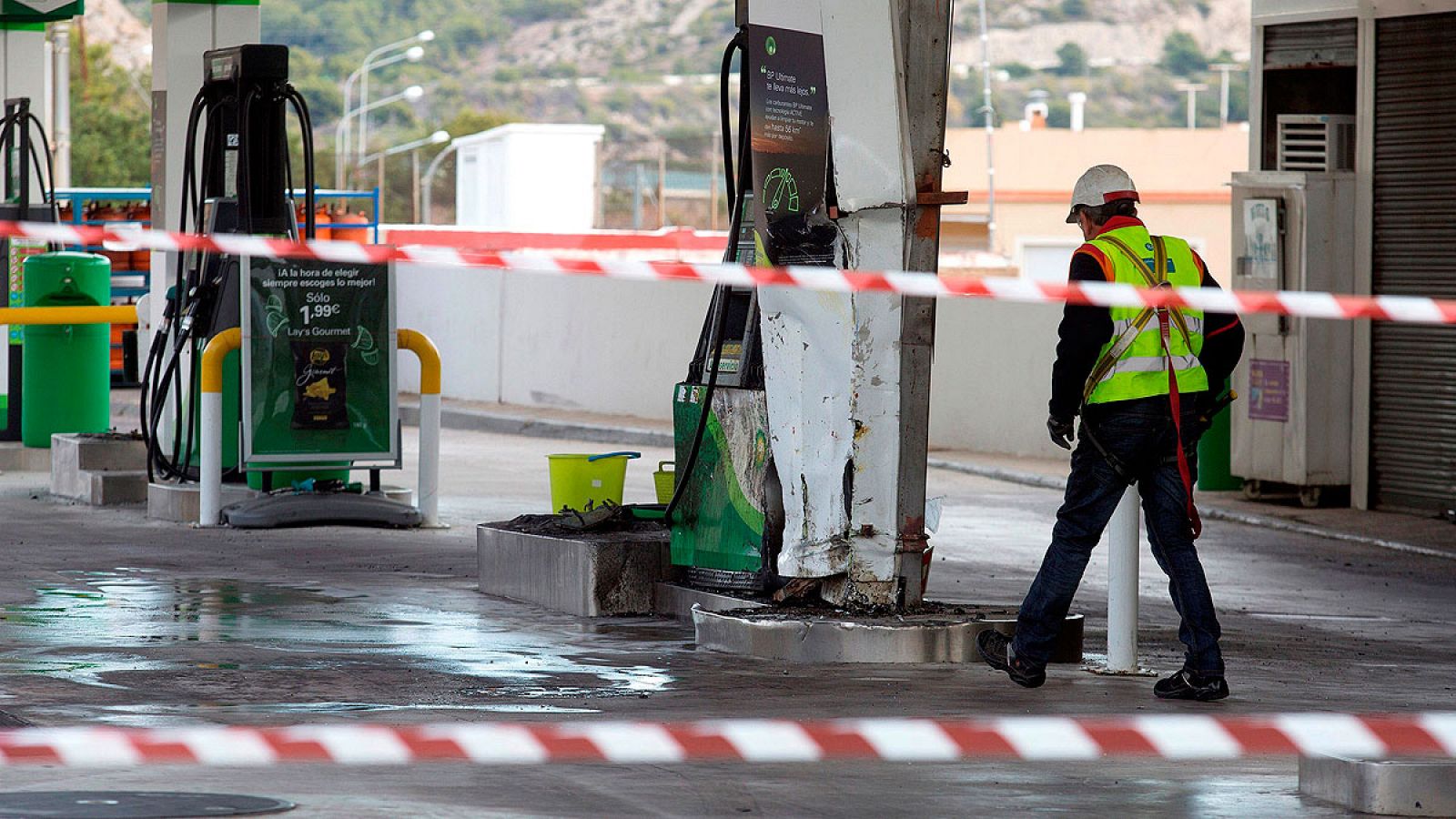 Estado en el que quedó el surtidor de la gasolinera de Benicàssim (Castellón) contra el que chocó el coche en el que viajaban una chica de 20 años y su expareja, un joven de 29.