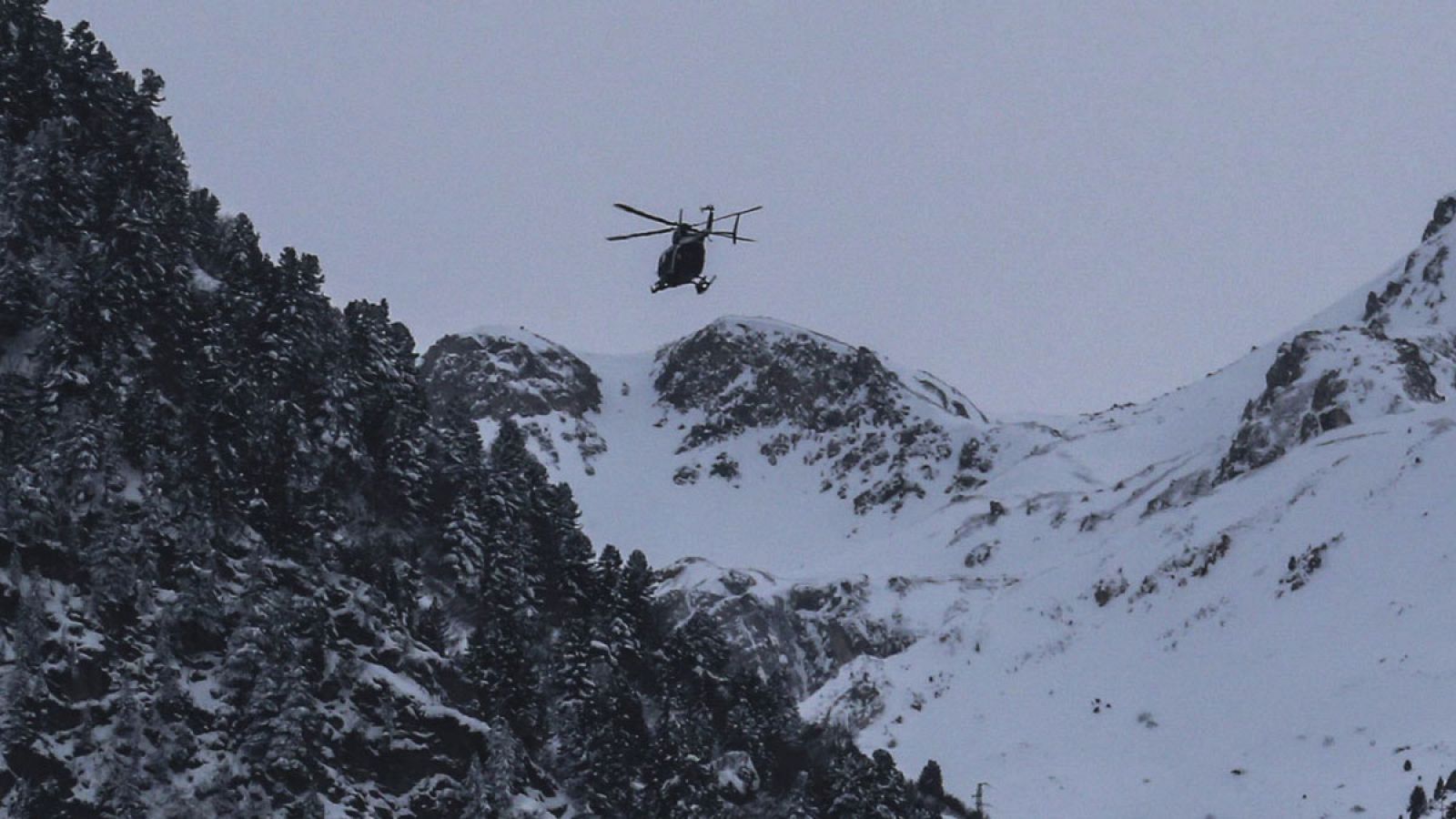 Un helicóptero sobrevuela una zona de los Alpes franceses.