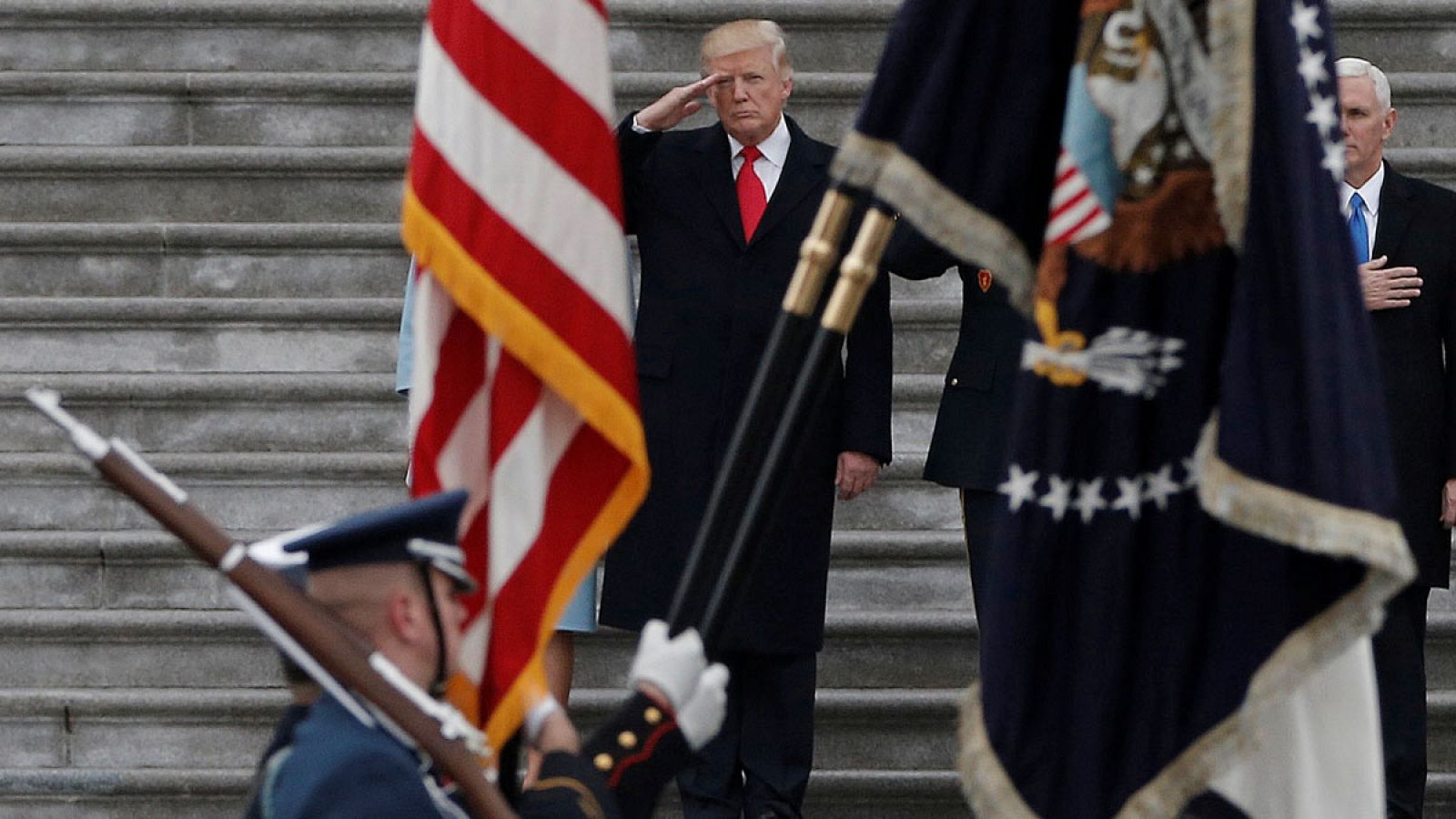 Imagen de unos militares desfilando frente a Donald Trump el 20 de enero de 2017.