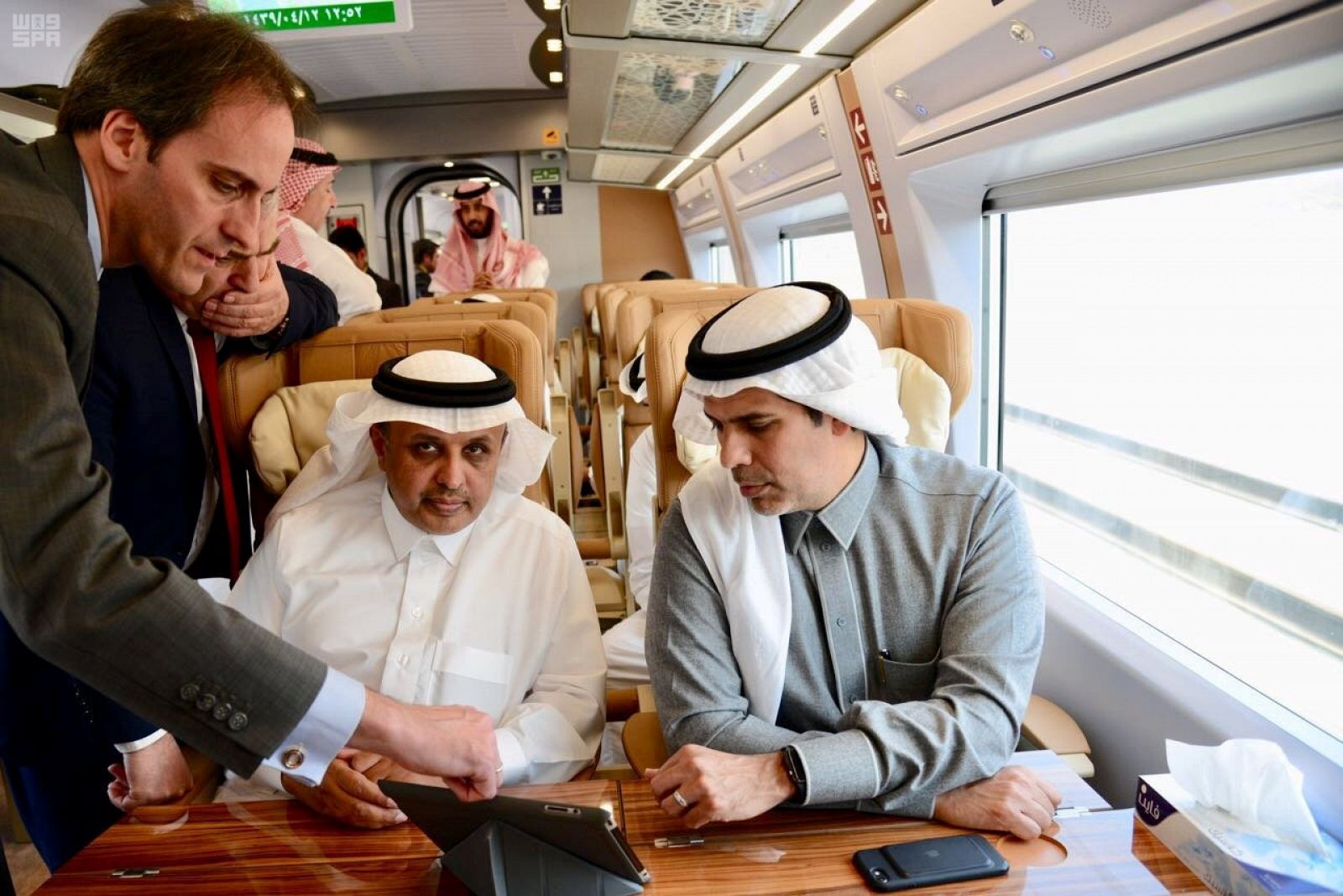 El ministro de Transporte saudí Nabeel Al-Amudi durante el trayecto de prueba del AVE a La Meca.