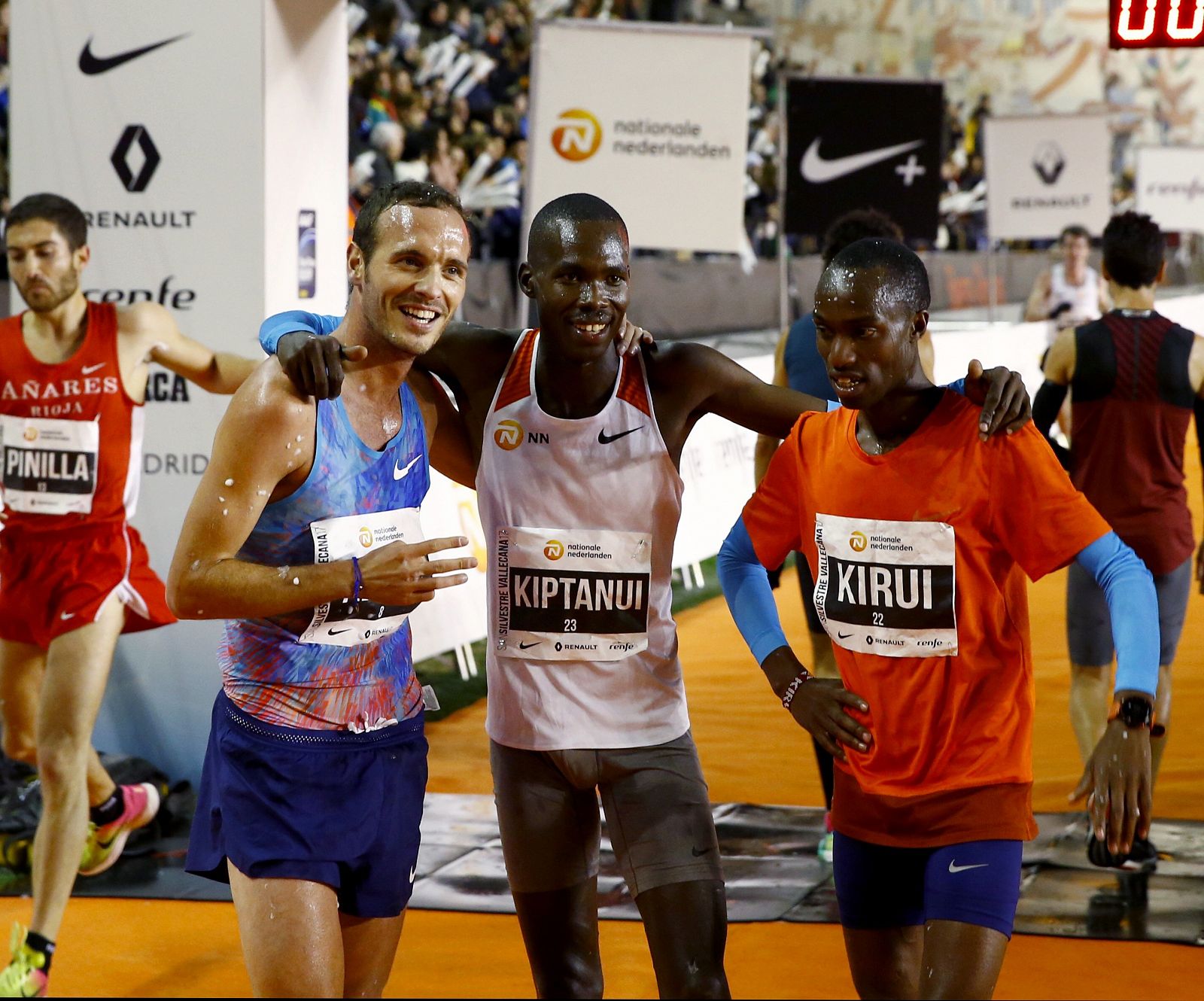 El keniano Eric Kiptanui (c),posa junto a su compatriota Amos Kirui (d) y al español Toni Abadía (i) tras lograr la primera, segunda y tercera posición, en la San Silvestre Vallecana 2017.