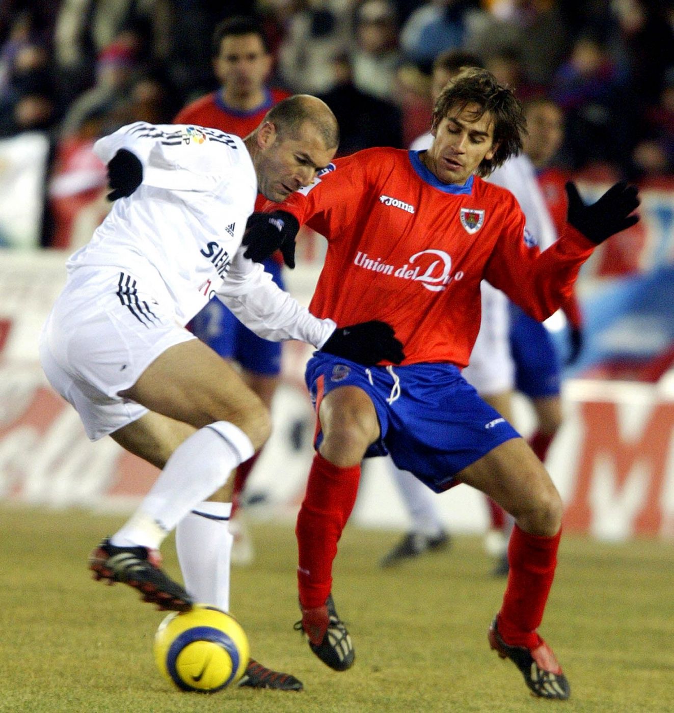 Zidane lucha por el balón con Miguel Pérez (d), en Los Pajaritos, en 2005.