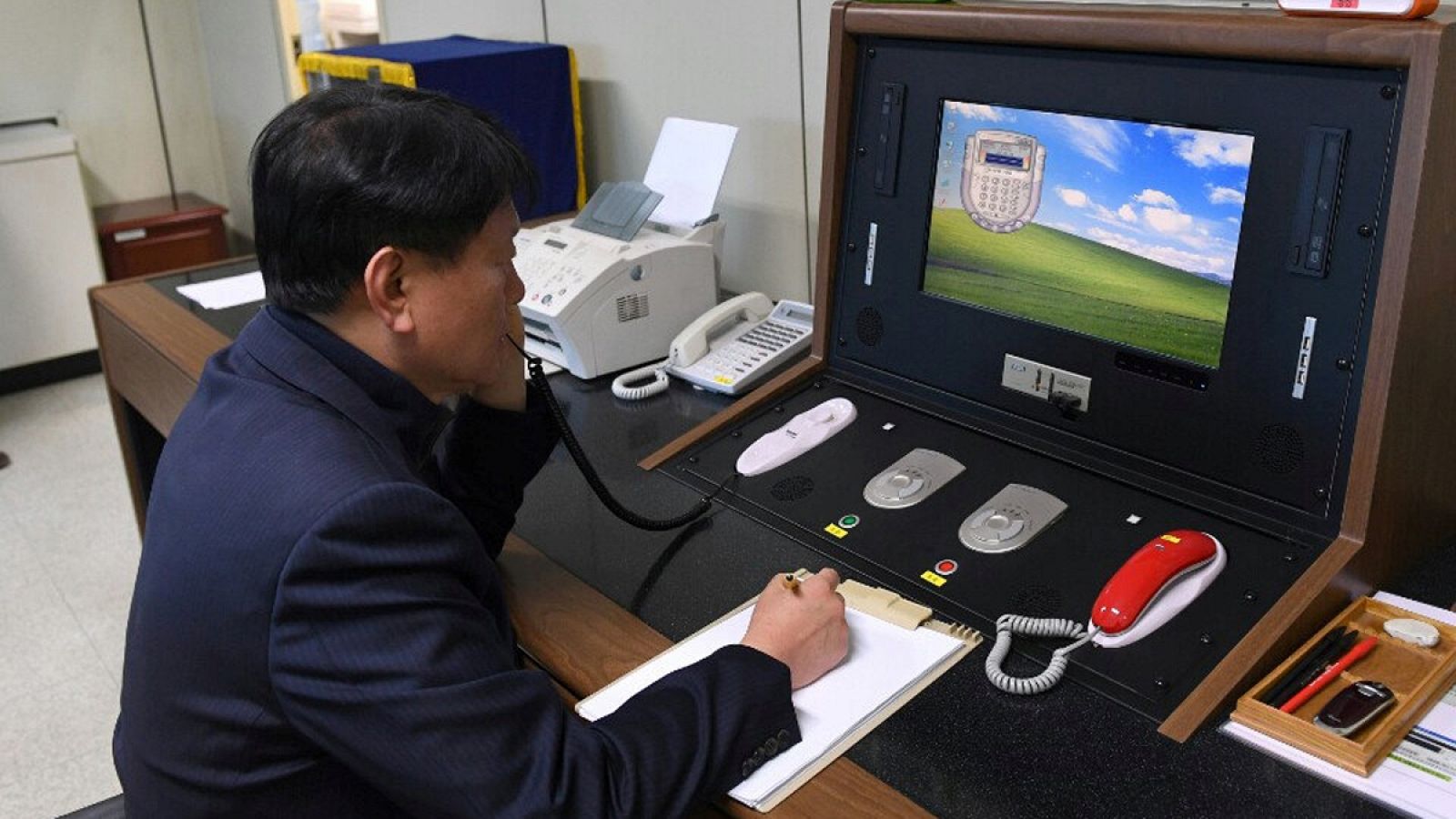 Un funcionario del Gobierno de Corea del Sur prueba las líneas de comunicación con Corea del Norte.