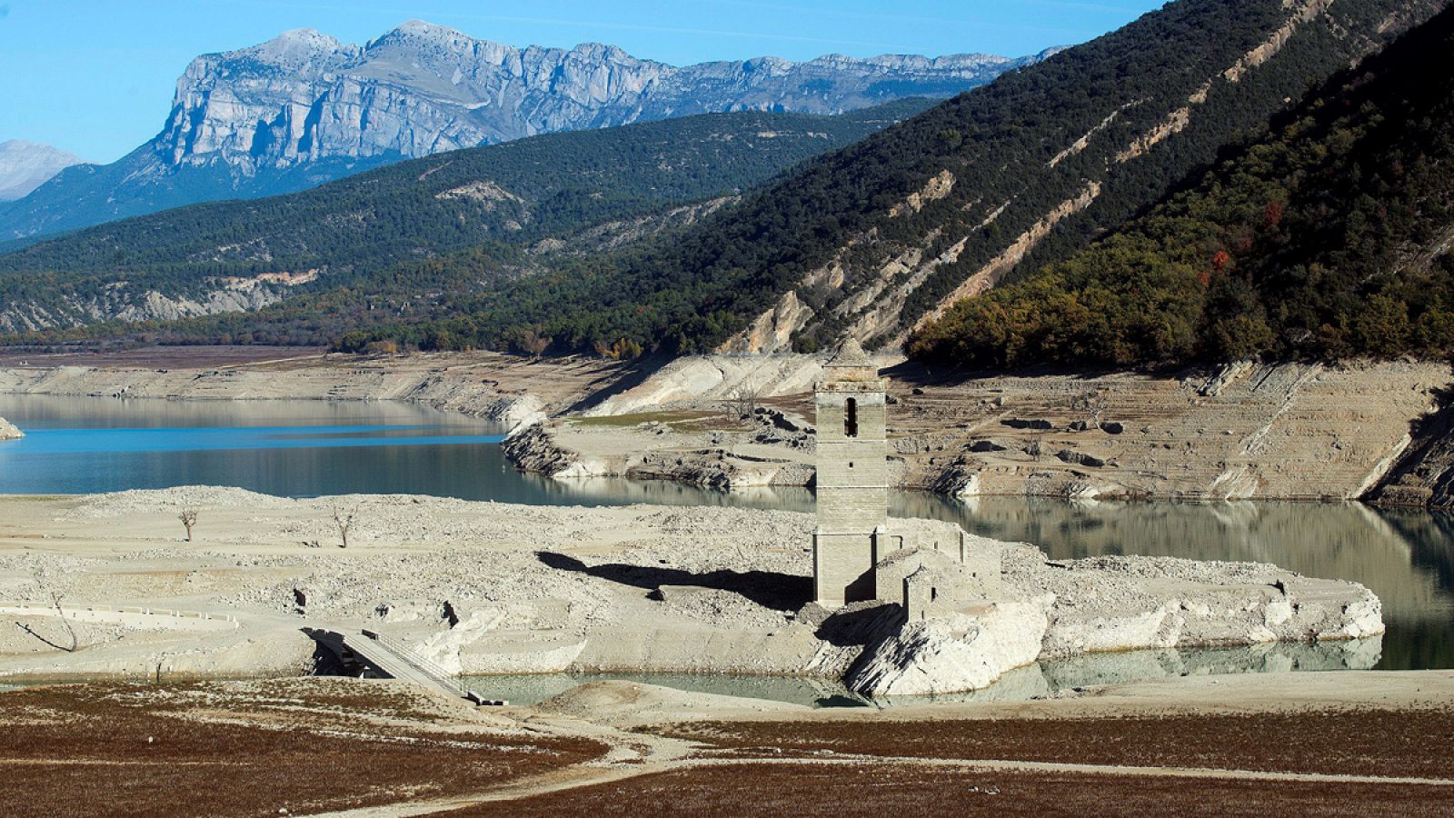 Vista general del pantano de Mediano en el Pirineo de Huesca, donde las huellas de la sequía son evidentes.