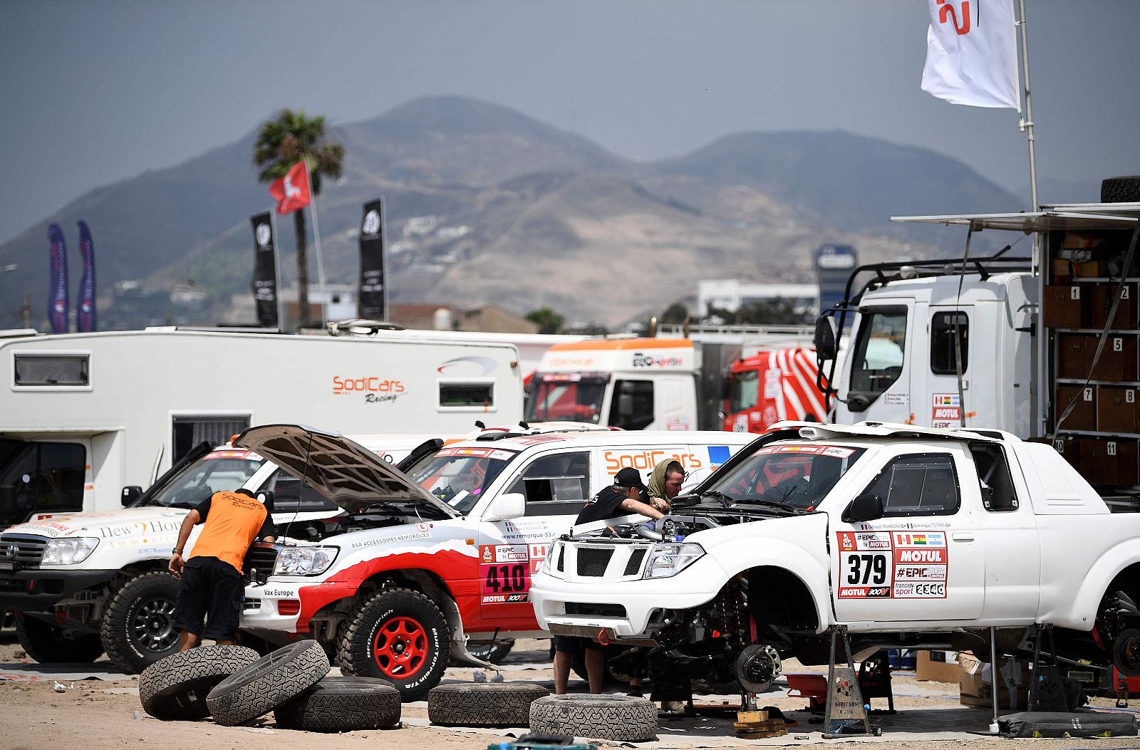 Mecánicos preparan los coches en Perú en la antesala del rally Dakar 2018