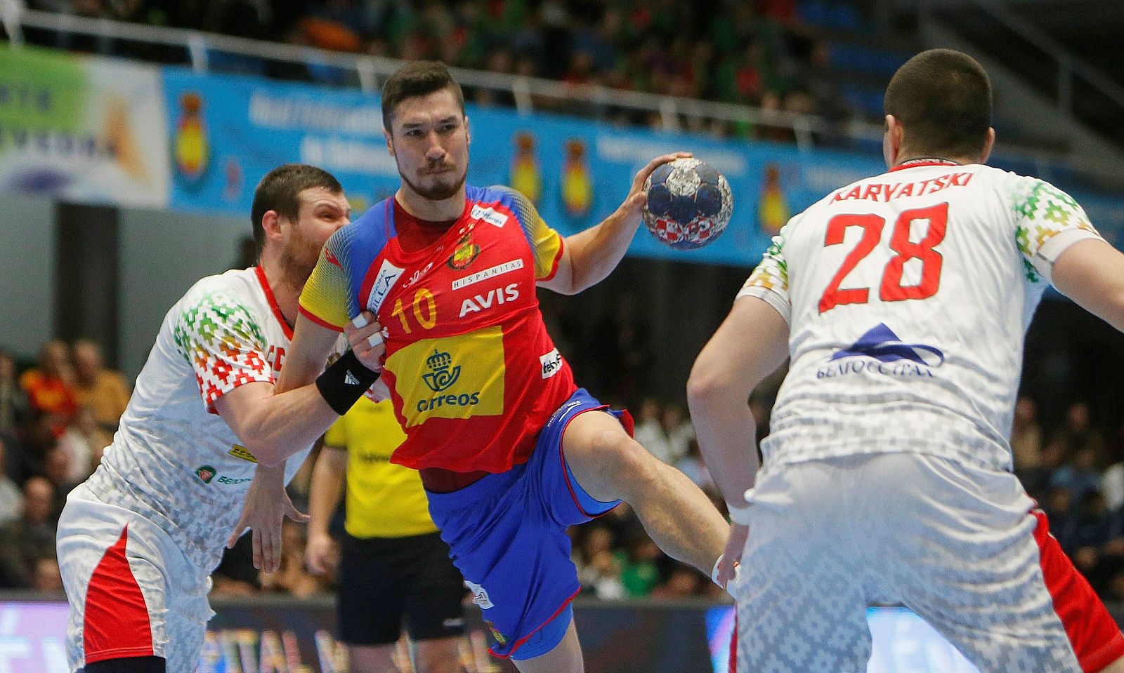 El jugador español Dujshebaev (c), pugna por un balón con el jugador bielorruso Karvatski (d).