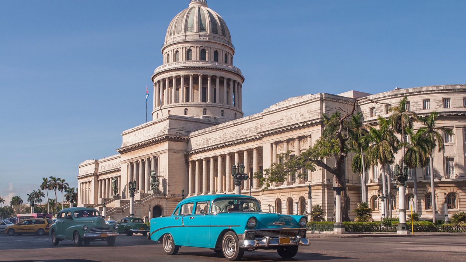 Coches clásicos frente al Capitolio en la Habana, Cuba.
