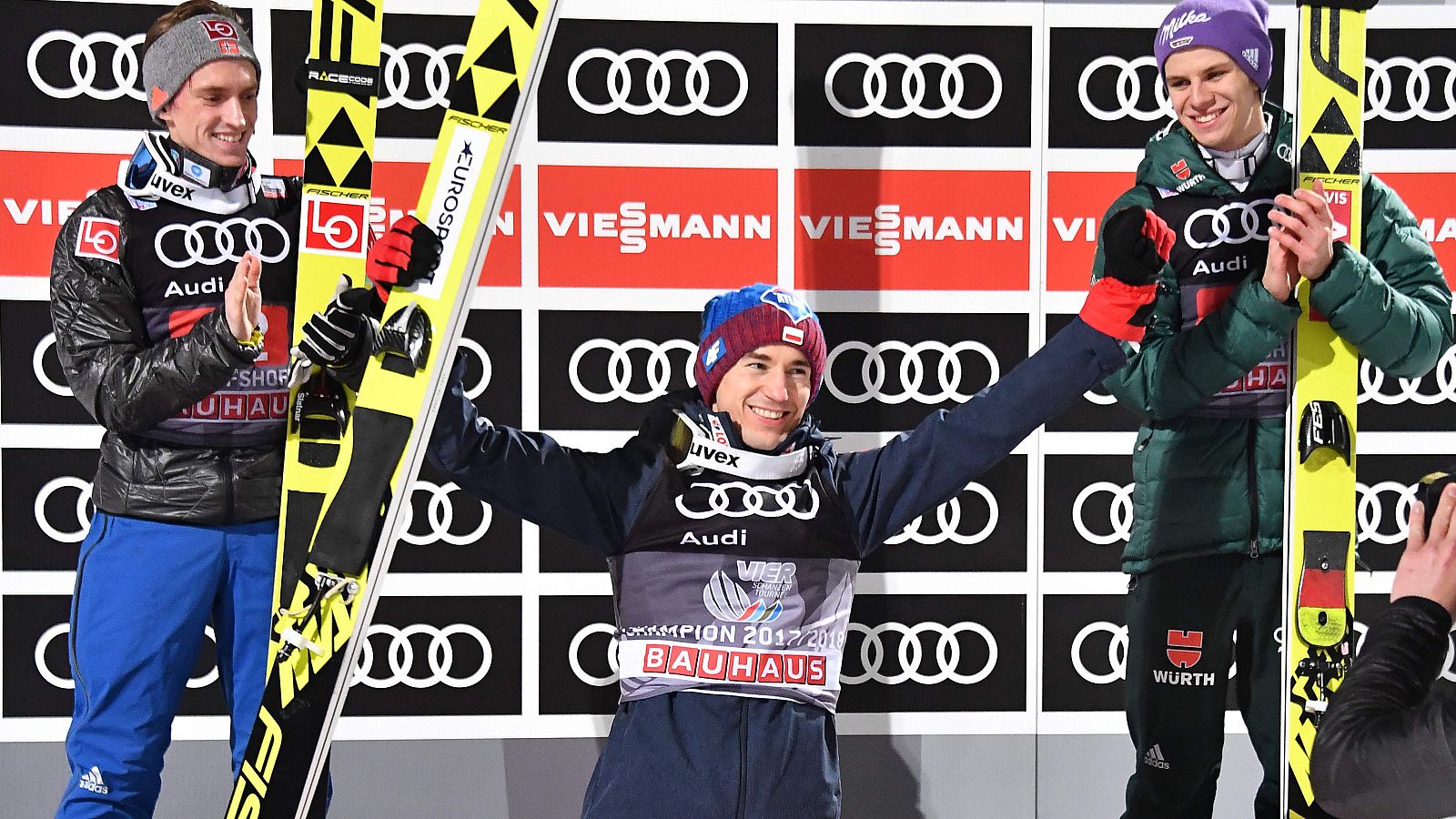 Kamil Stoch celebra su victoria en el 4 Trampolines.