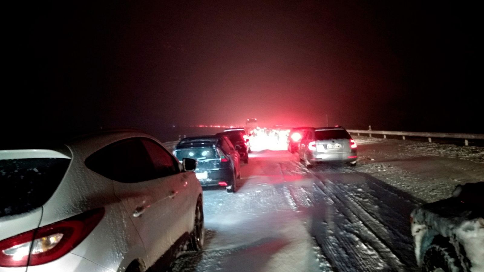 Cientos de vehiculos bloqueados en la AP-6 debido al temporal de nieve