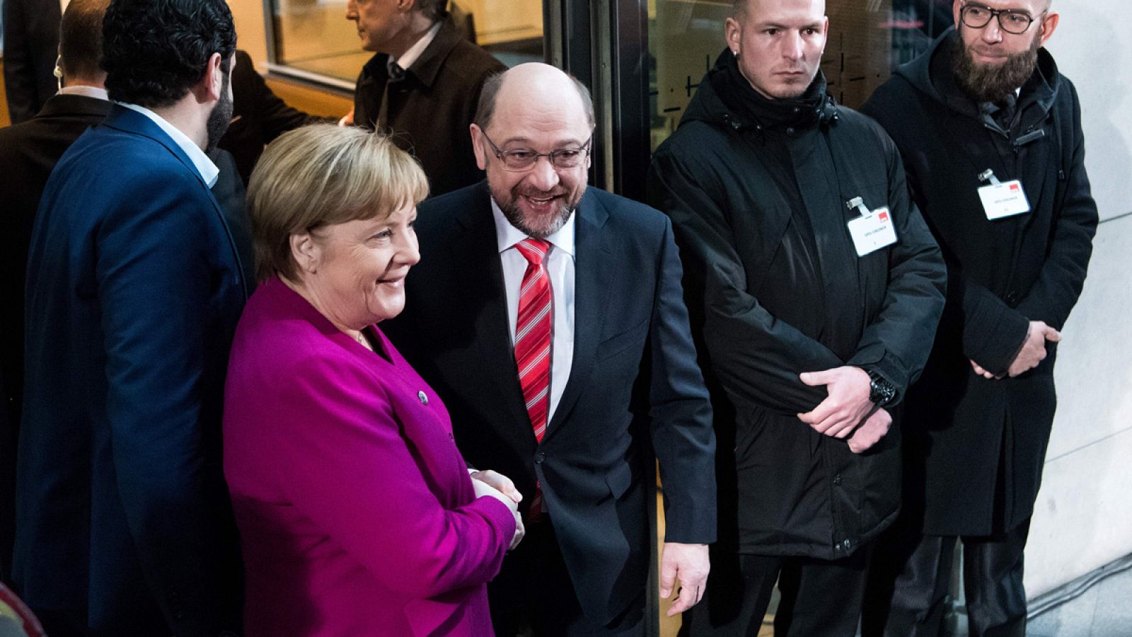 La canciller de Alemania, Angela Merkel, junto al líder del SPD, Martin Schulz